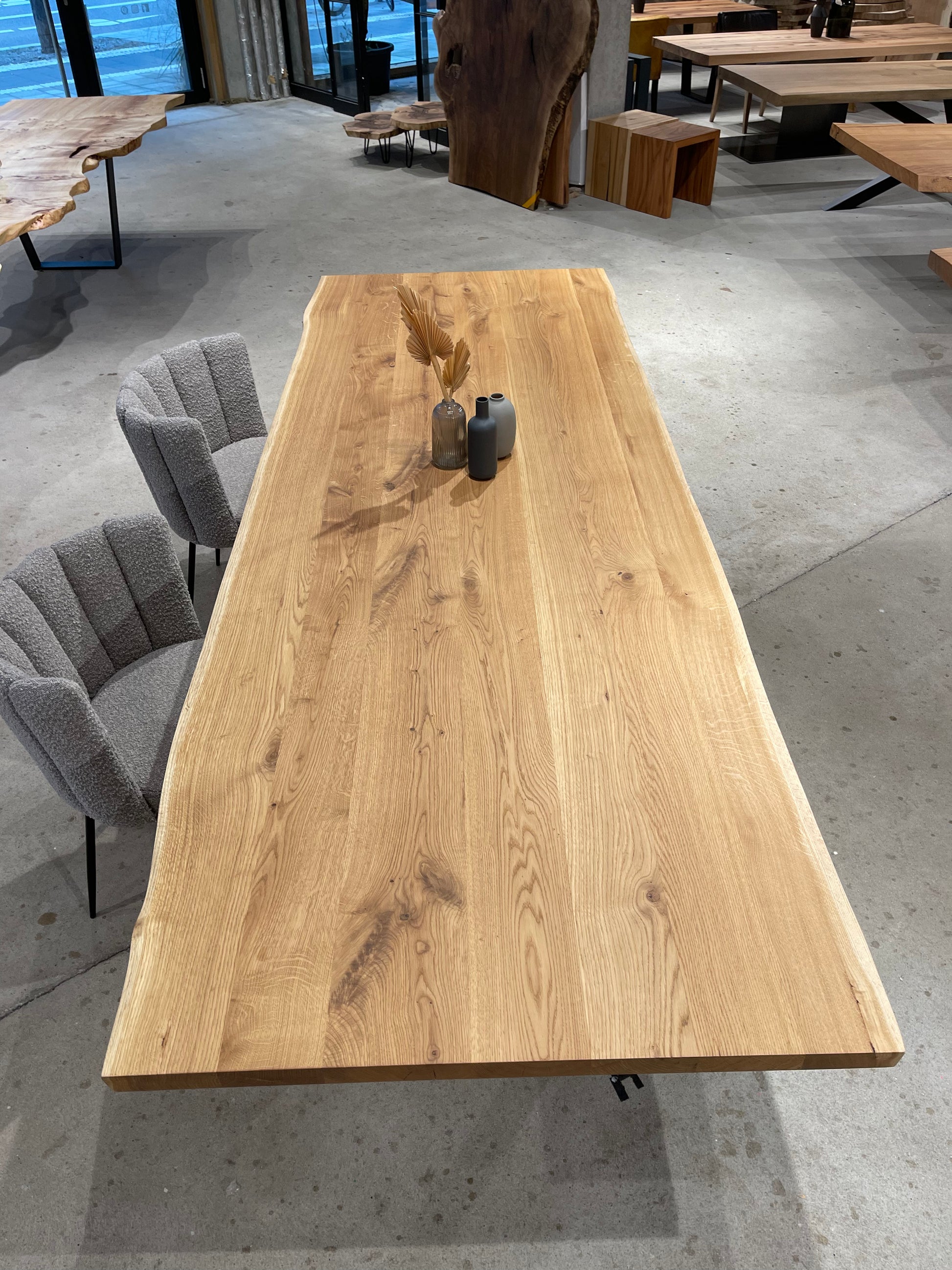 Heller Eichentisch mit natürlicher Baumkante