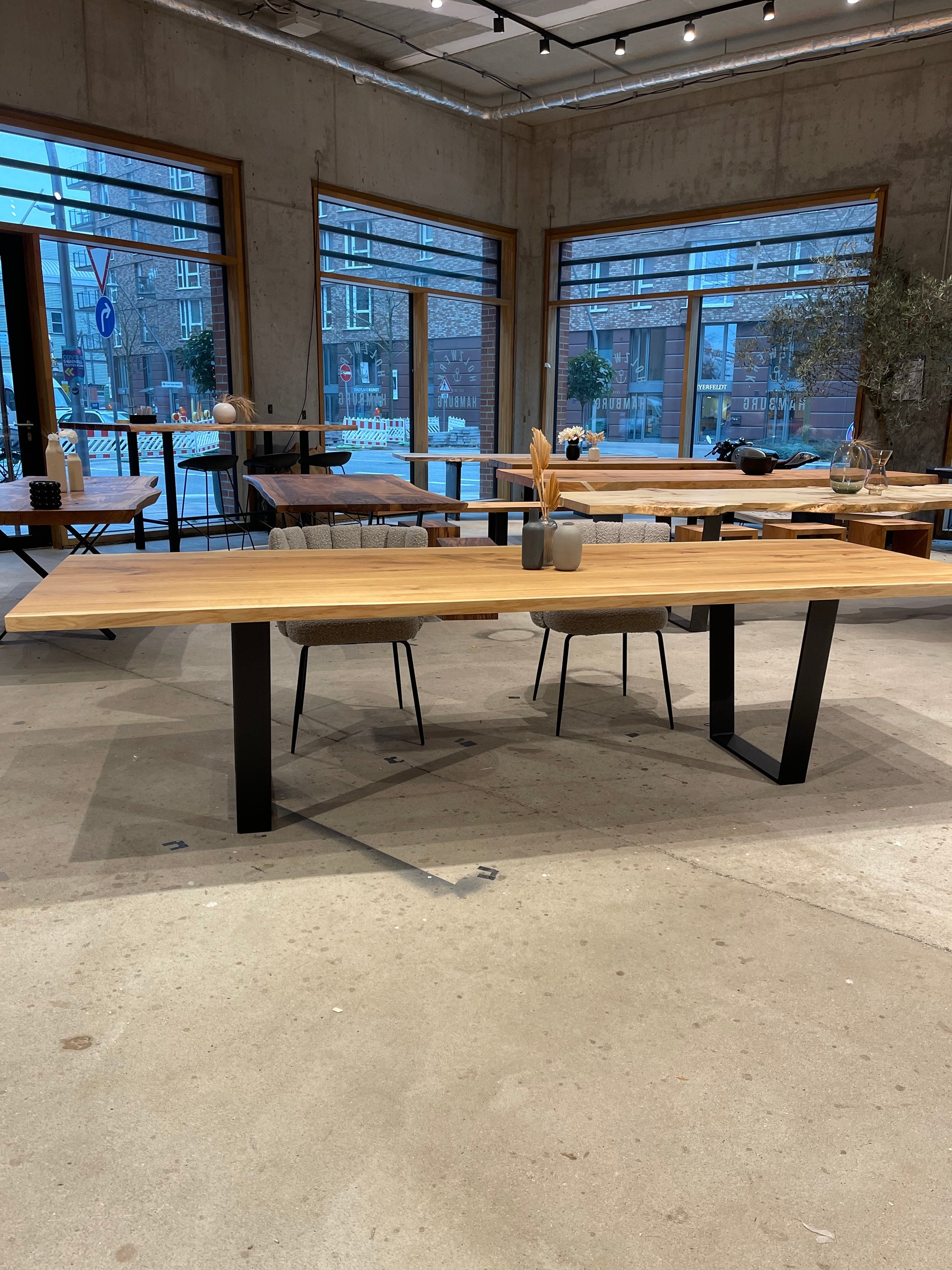 Heller Eichentisch mit natürlicher Baumkante