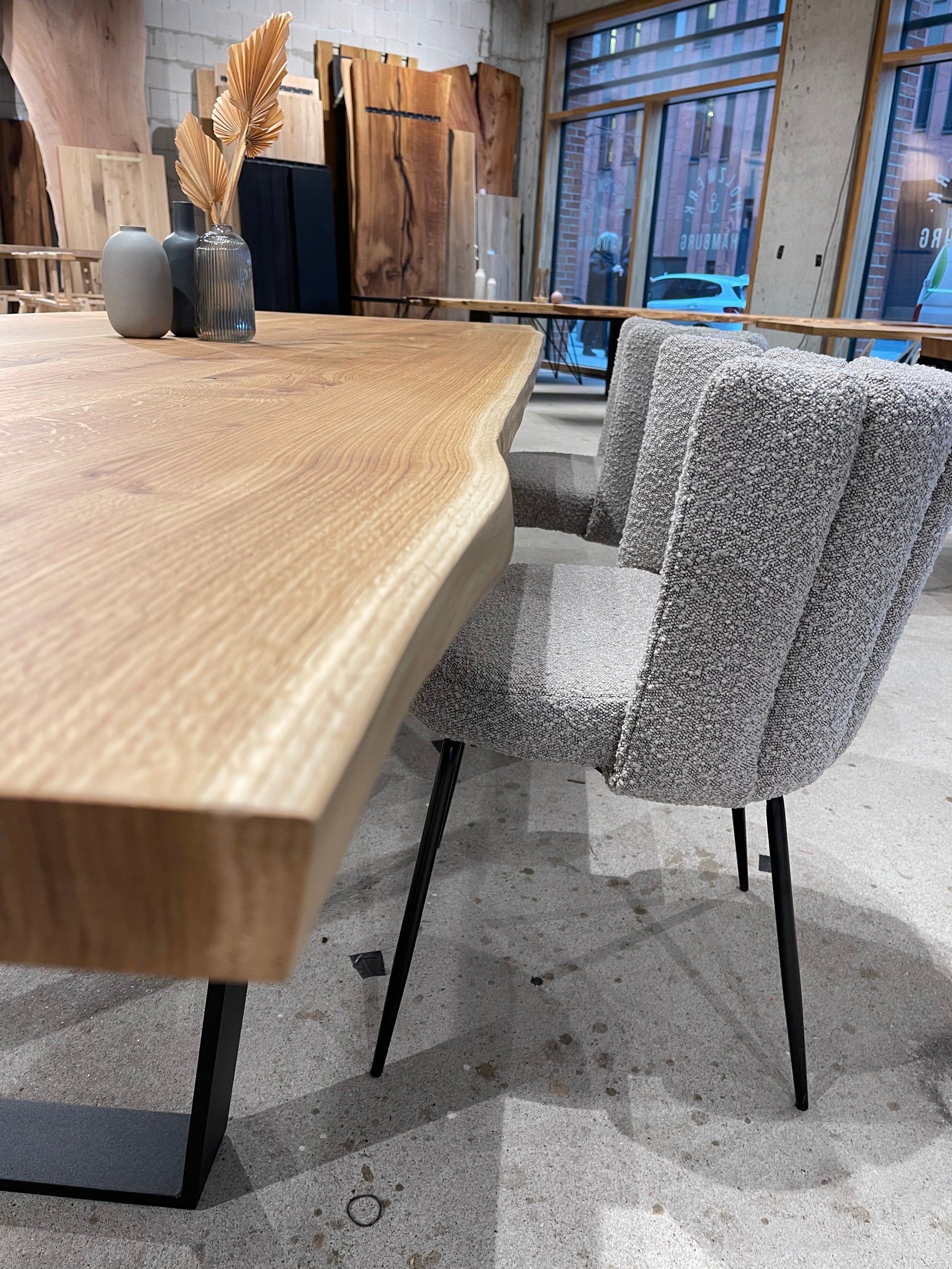 Heller Eichentisch mit natürlicher Baumkante