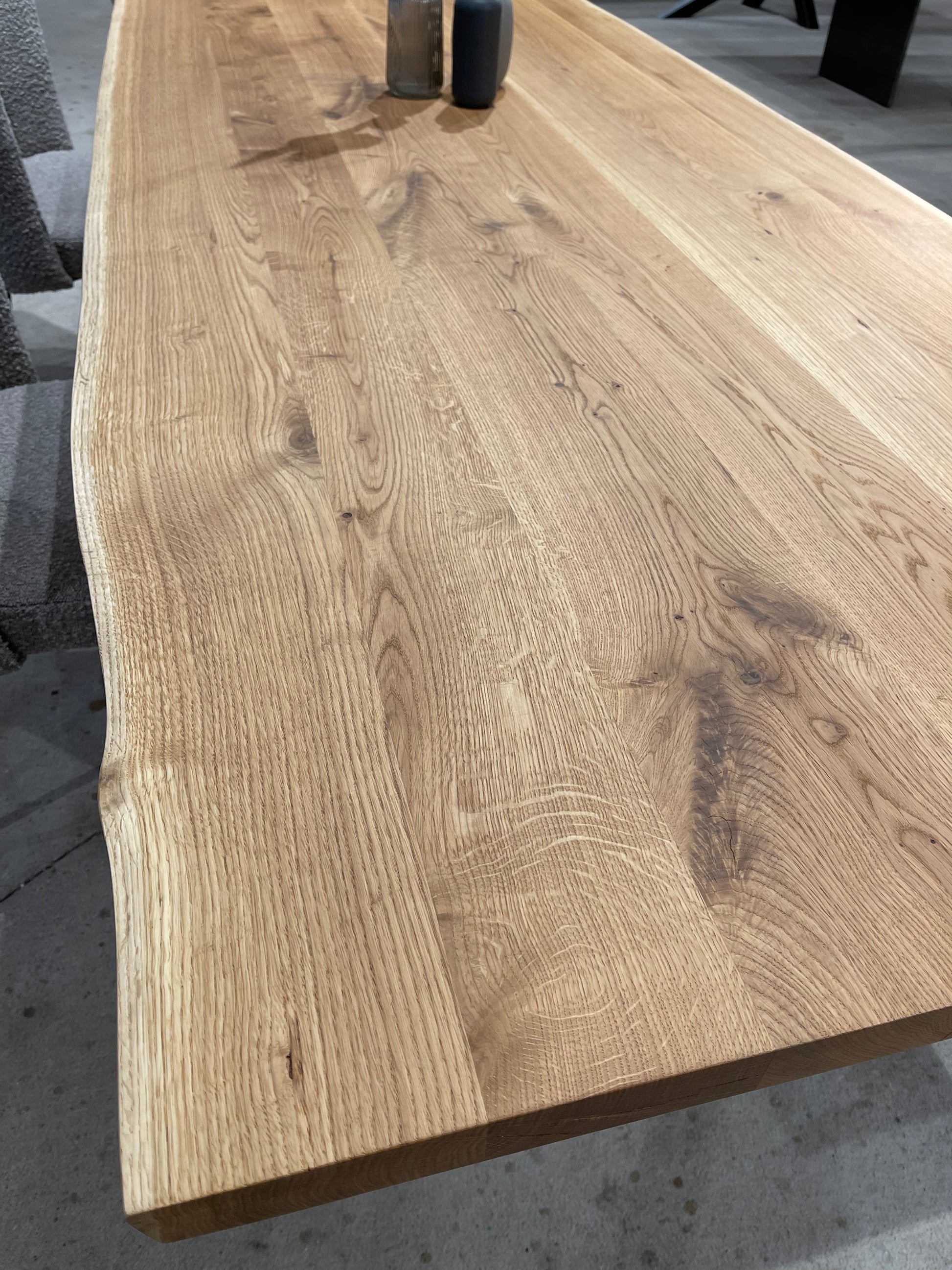 Heller Eichentisch mit natürlicher Baumkante