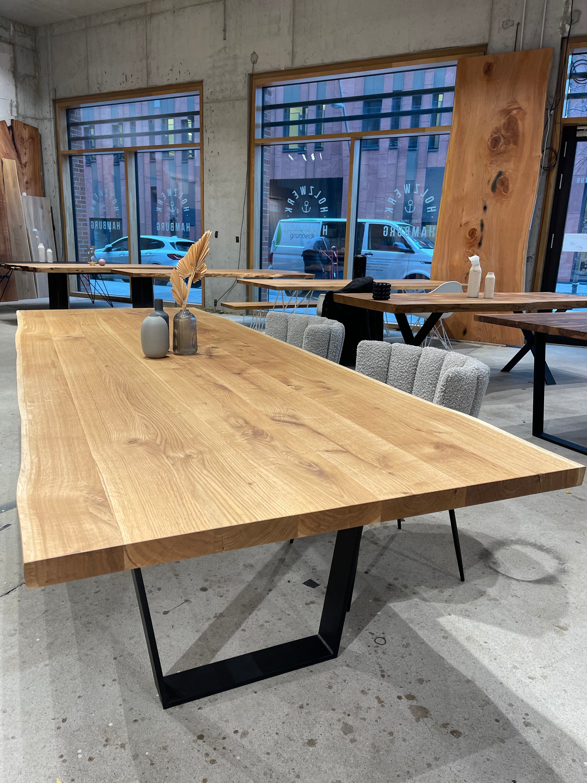 Heller Eichentisch mit natürlicher Baumkante