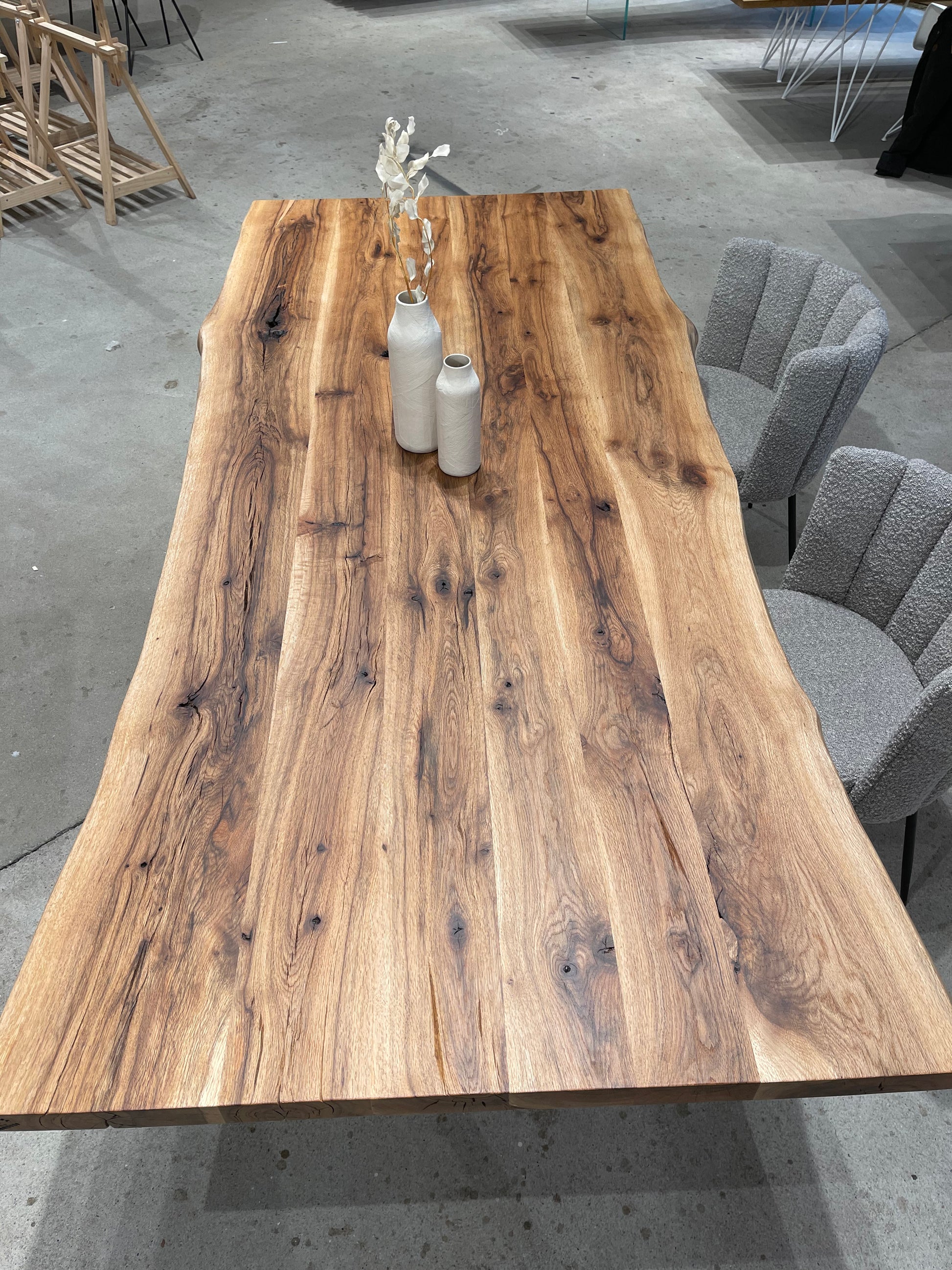 Rustikaler Eichentisch mit Natürlicher Baumkante und Stahlgestell