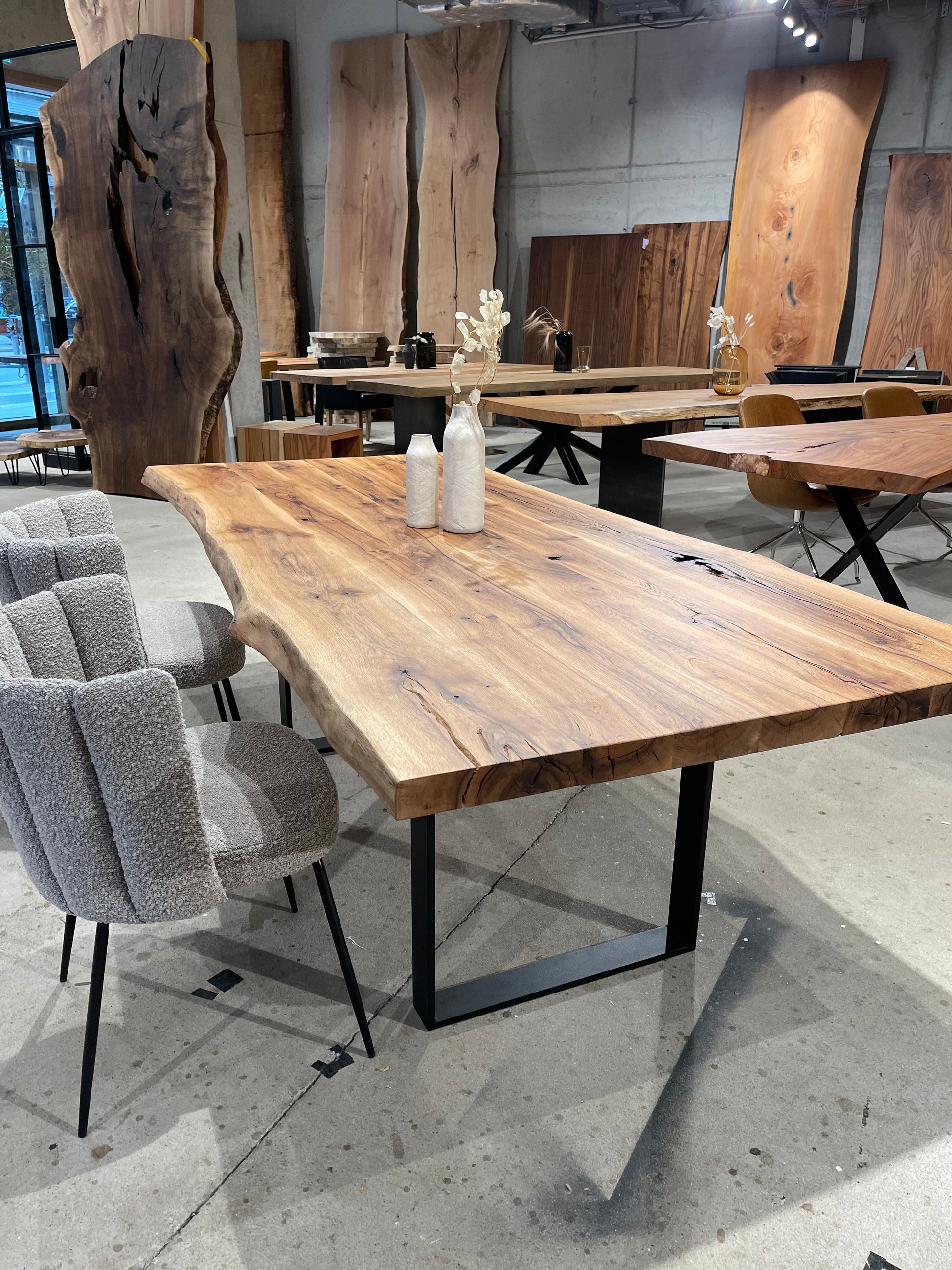 Rustikaler Eichentisch mit Natürlicher Baumkante und Stahlgestell