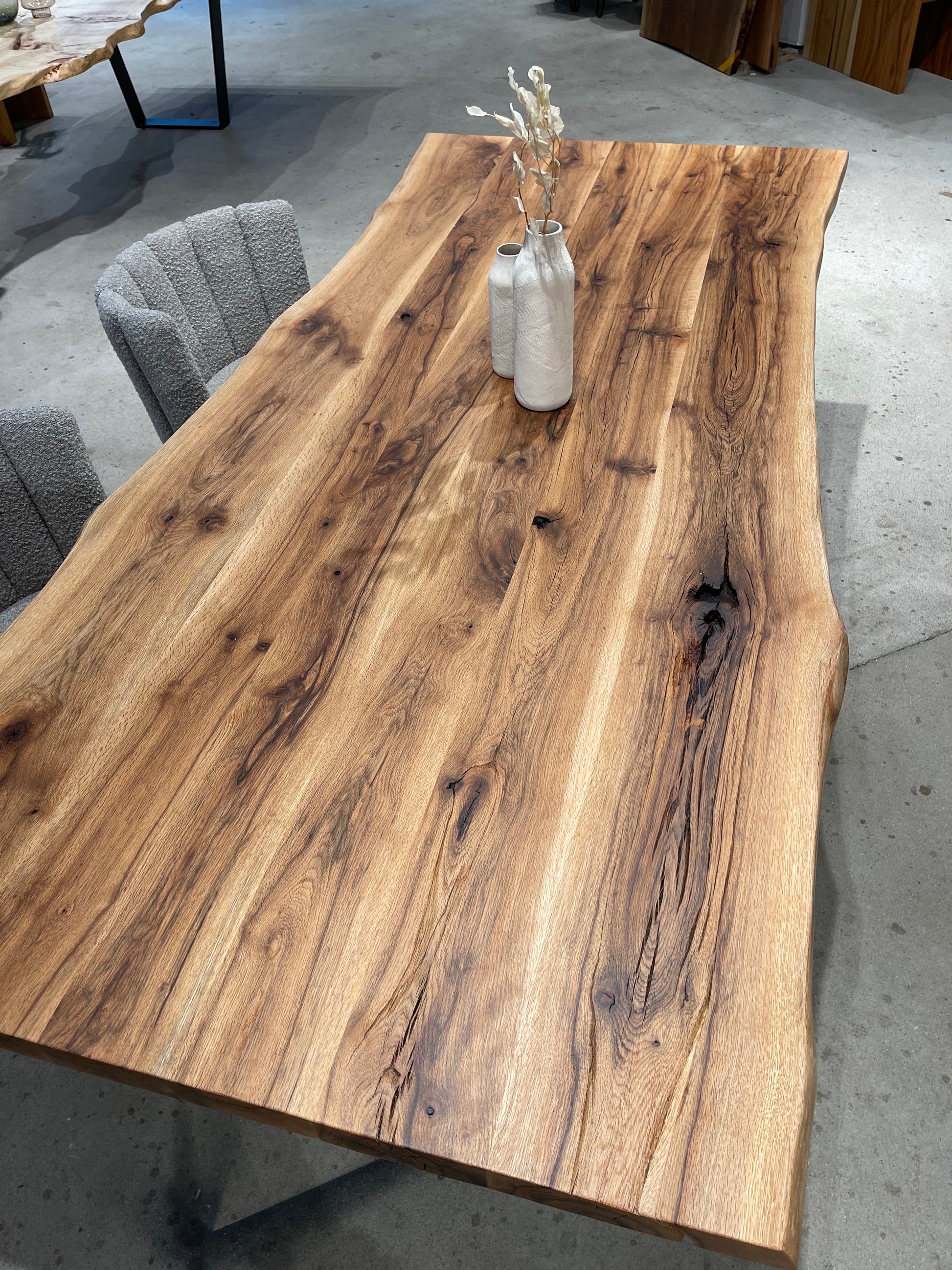 Rustikaler Eichentisch mit Natürlicher Baumkante und Stahlgestell