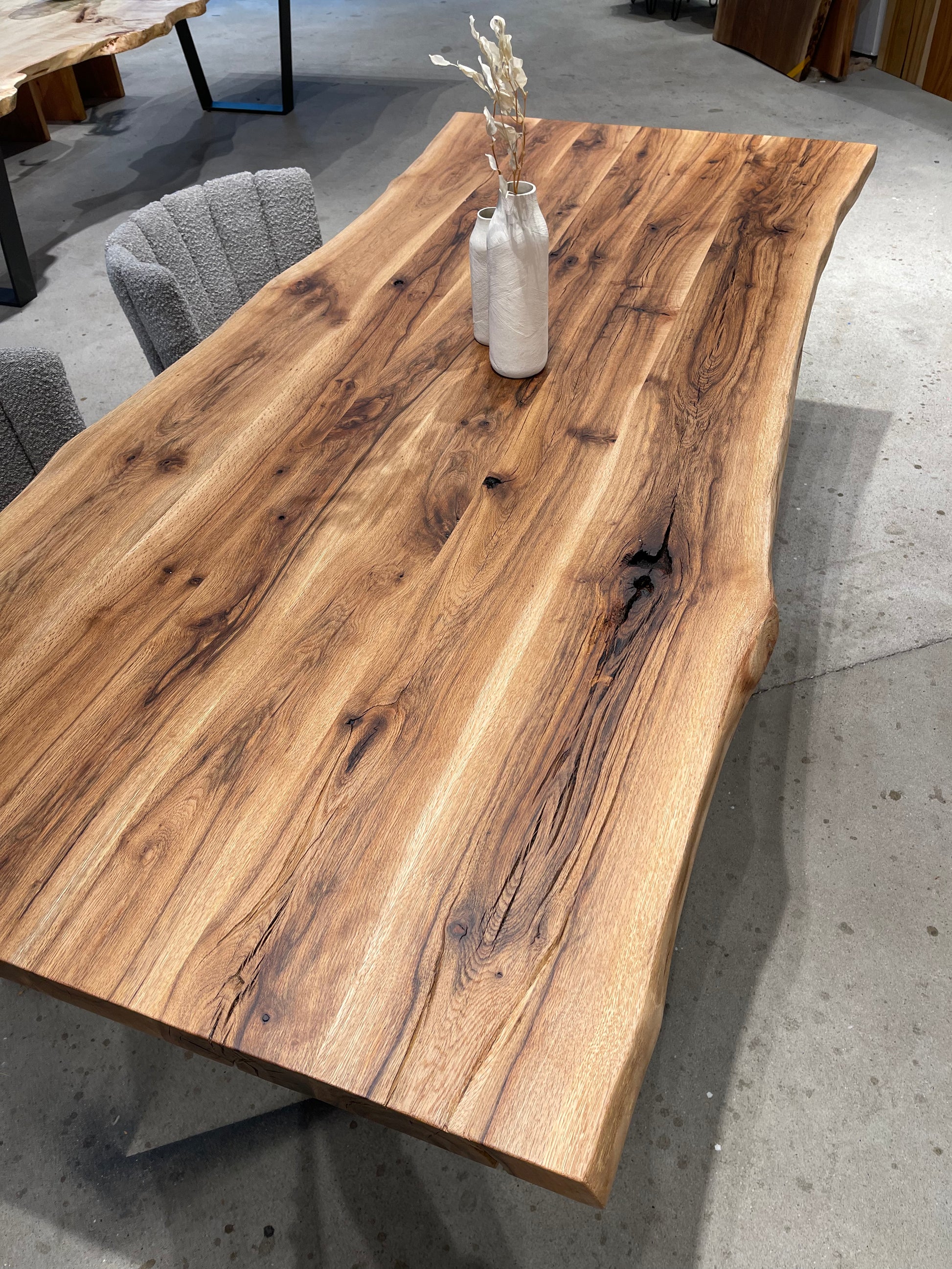 Rustikaler Eichentisch mit Natürlicher Baumkante und Stahlgestell