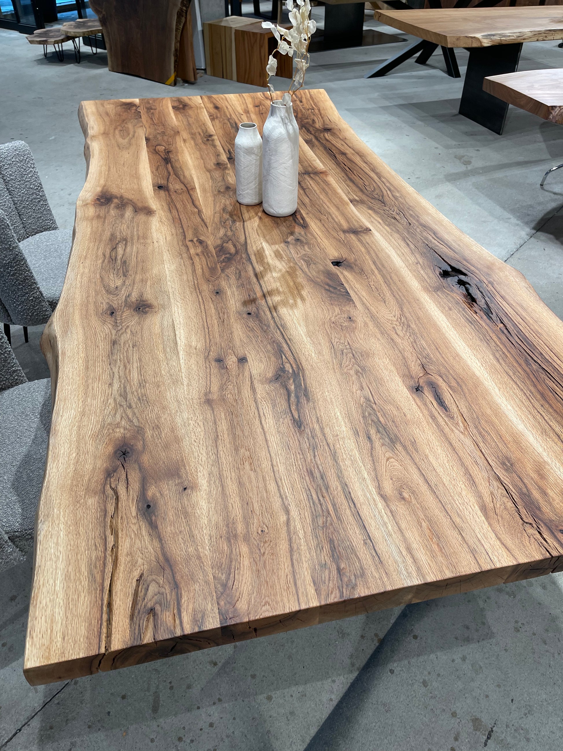 Rustikaler Eichentisch mit Natürlicher Baumkante und Stahlgestell