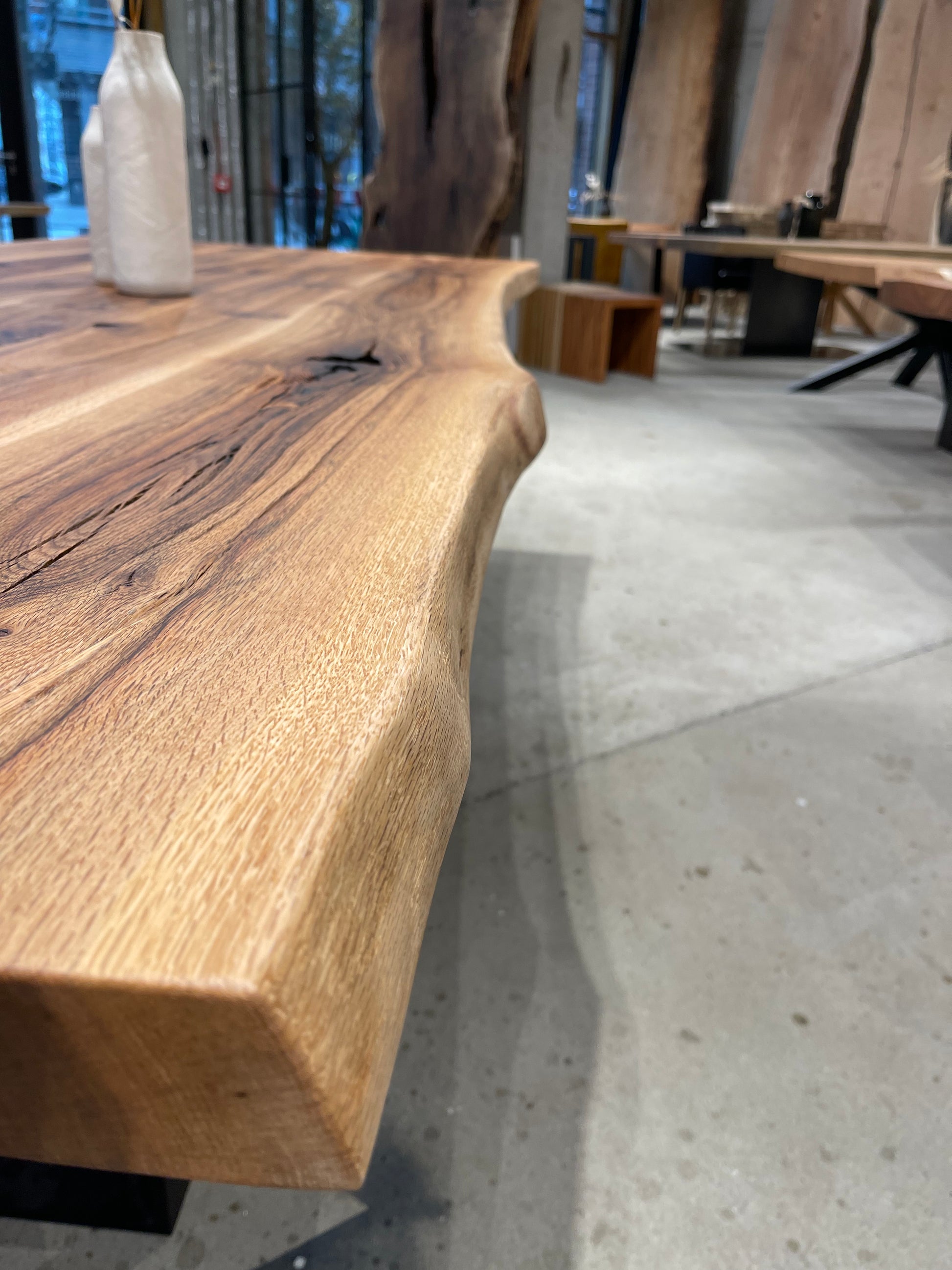 Rustikaler Eichentisch mit Natürlicher Baumkante und Stahlgestell