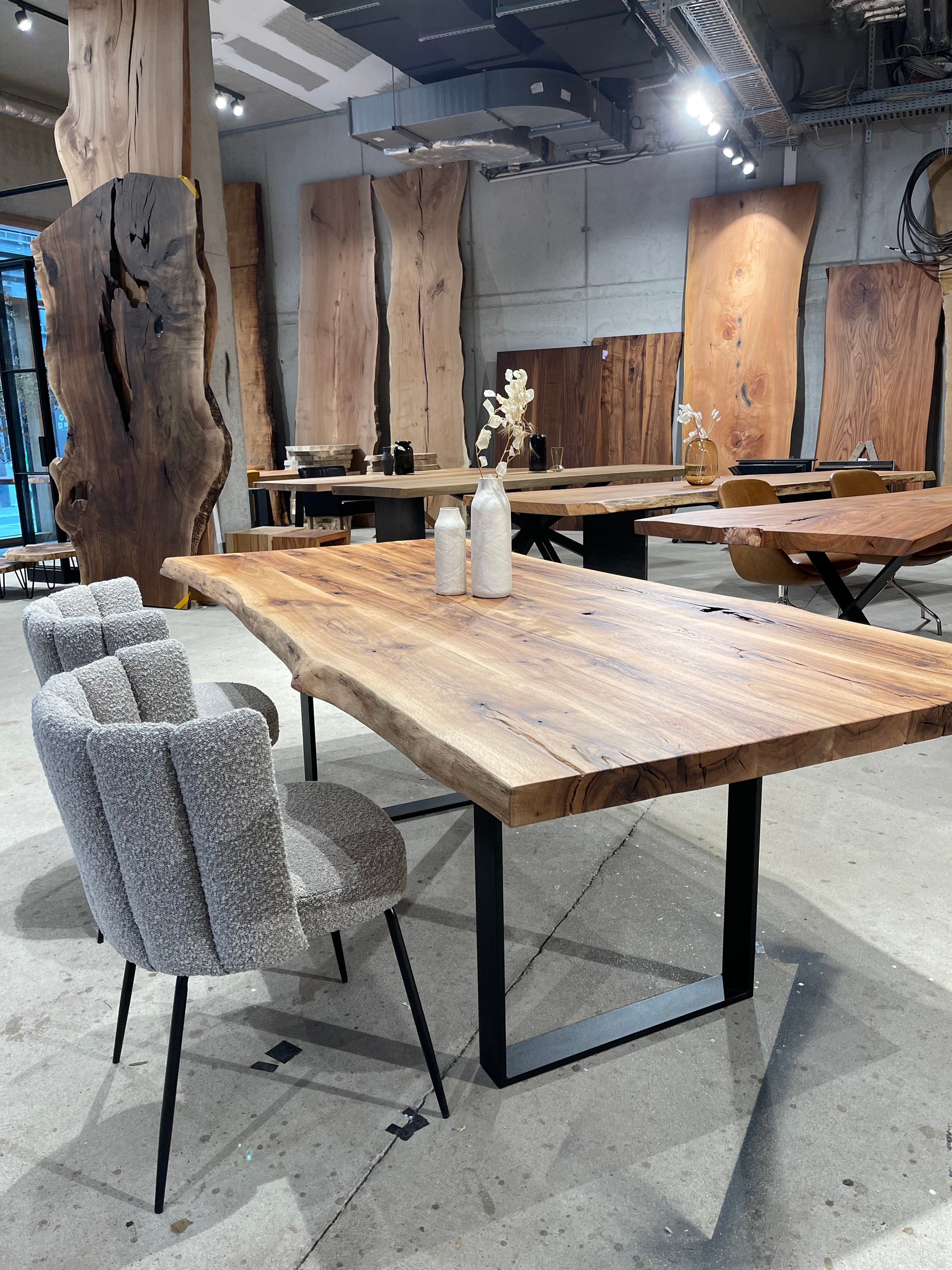 Rustikaler Eichentisch mit Natürlicher Baumkante und Stahlgestell