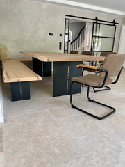 Heller Eichentisch mit Naturkante und Bank | Massives Stahlgestell | Holzwerk Hamburg