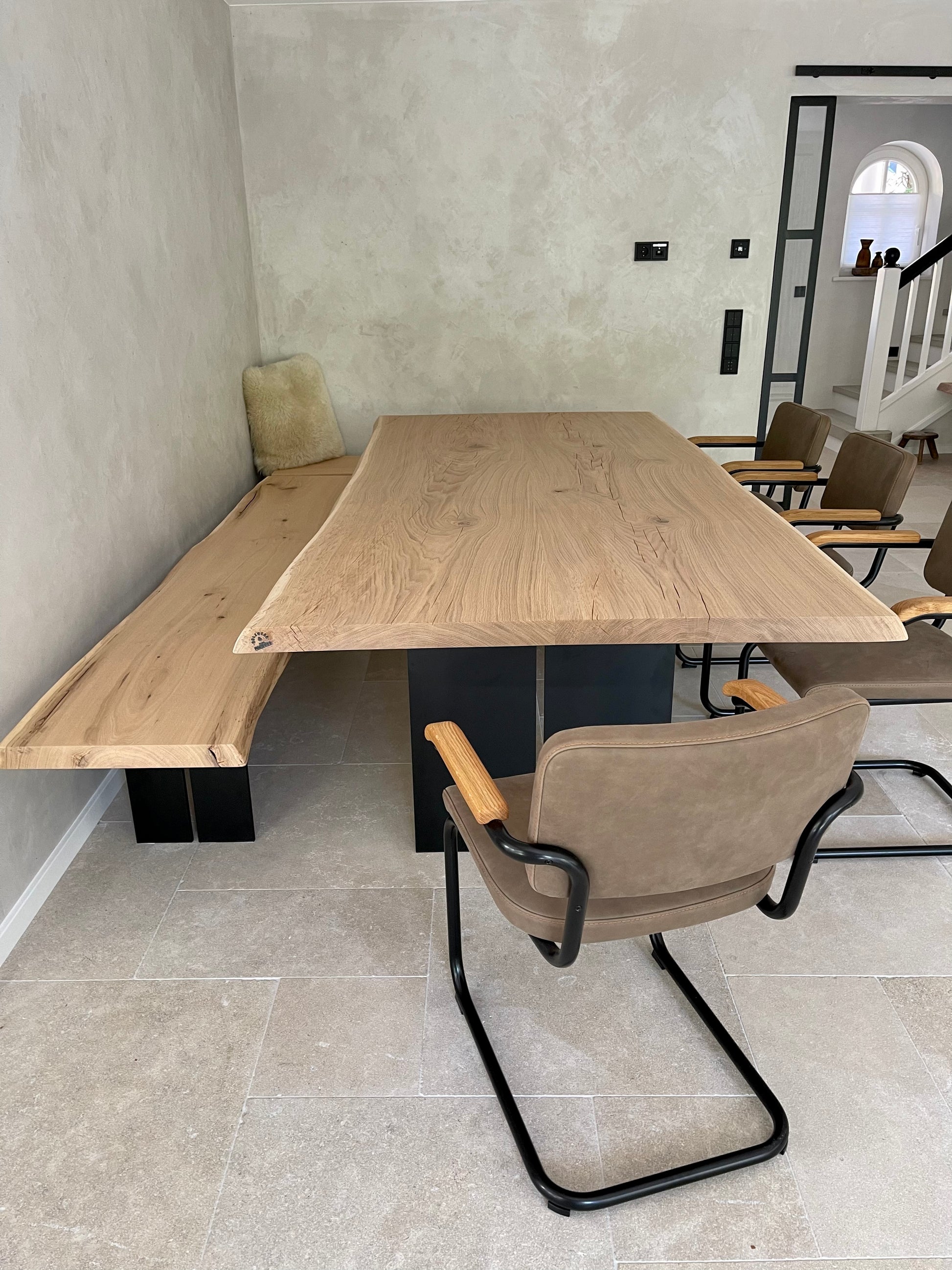Heller Eichentisch mit Naturkante und Bank | Massives Stahlgestell | Holzwerk Hamburg