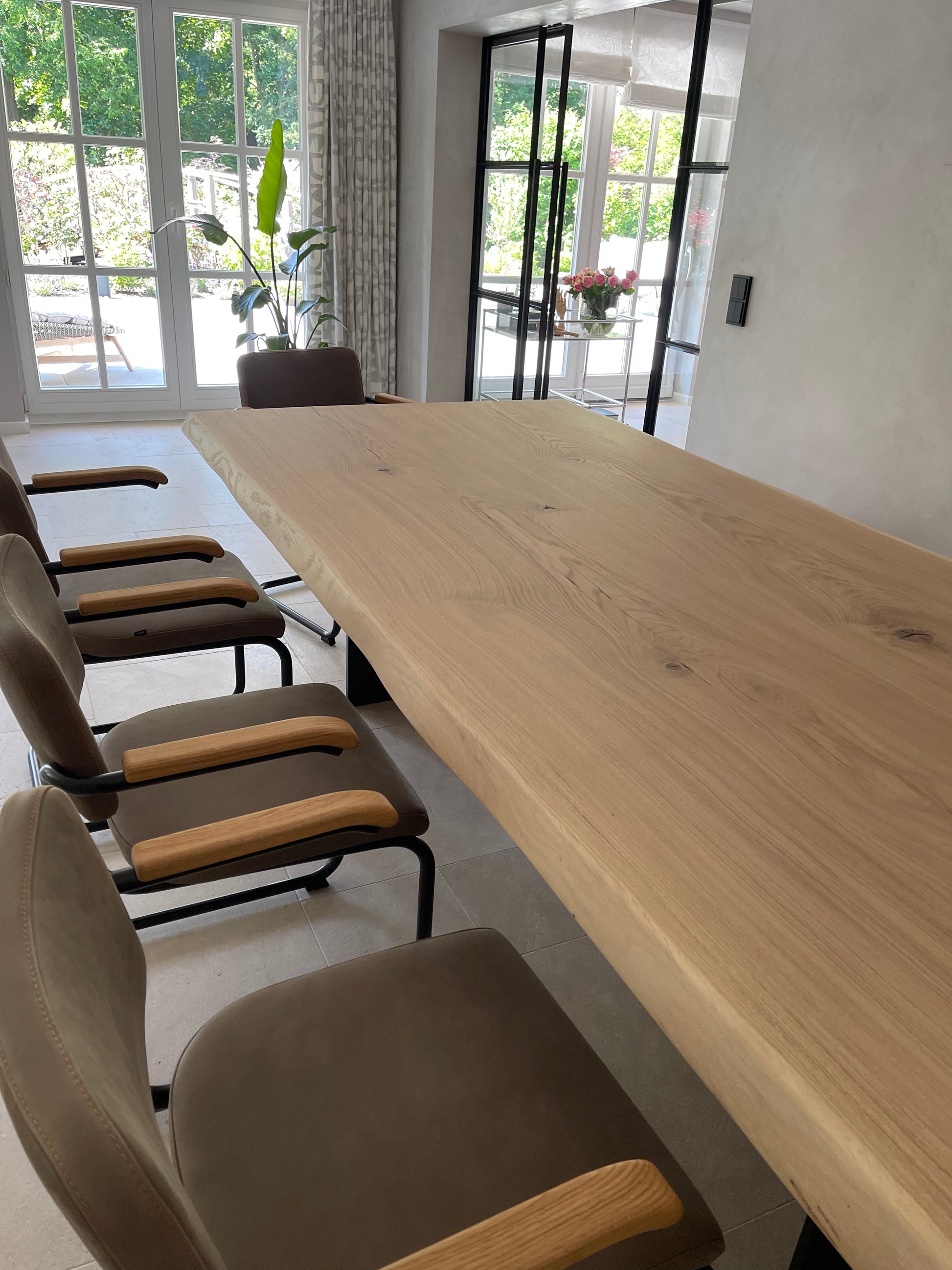 Heller Eichentisch mit Naturkante und Bank | Massives Stahlgestell | Holzwerk Hamburg