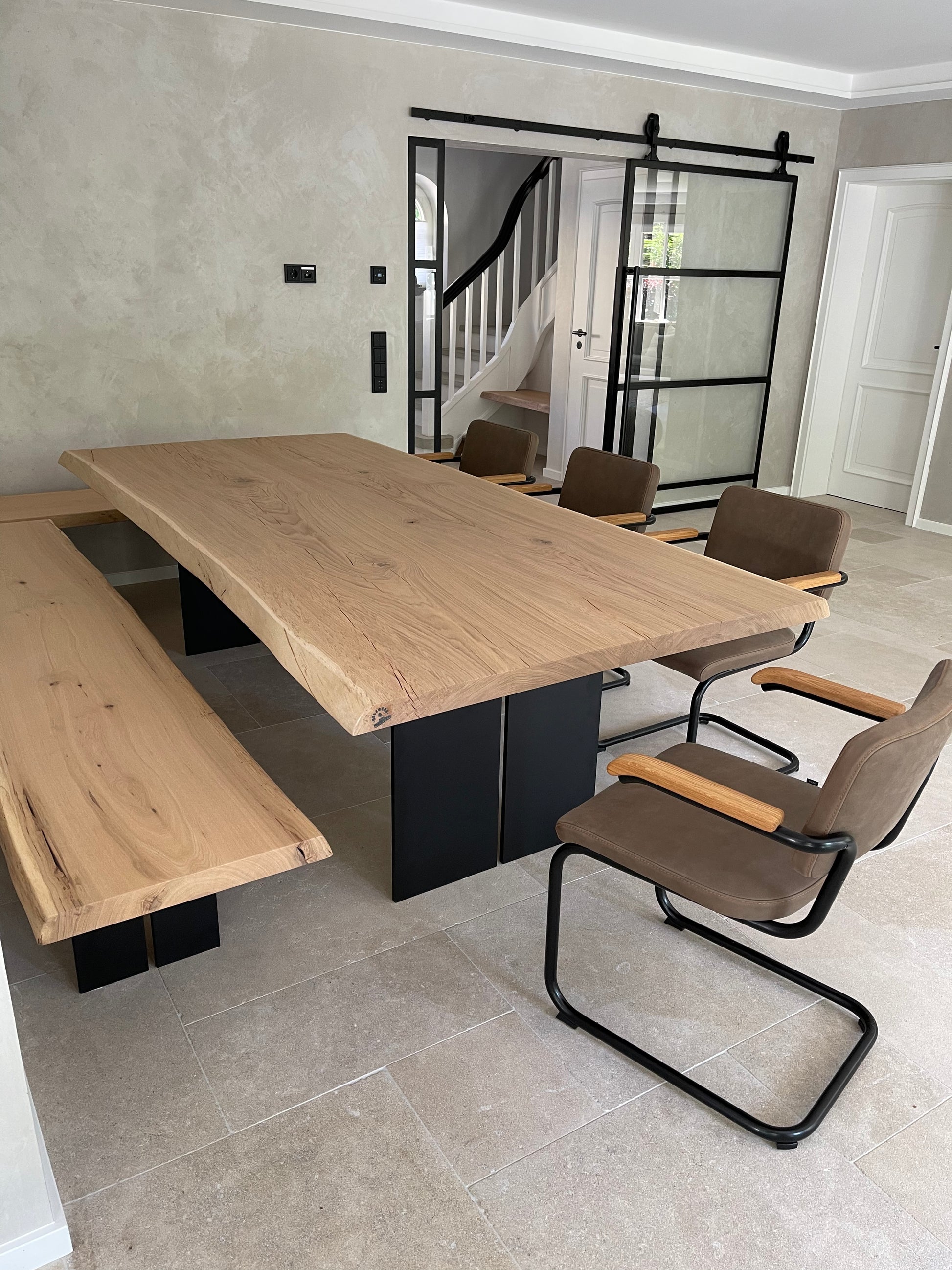 Heller Eichentisch mit Naturkante und Bank | Massives Stahlgestell | Holzwerk Hamburg