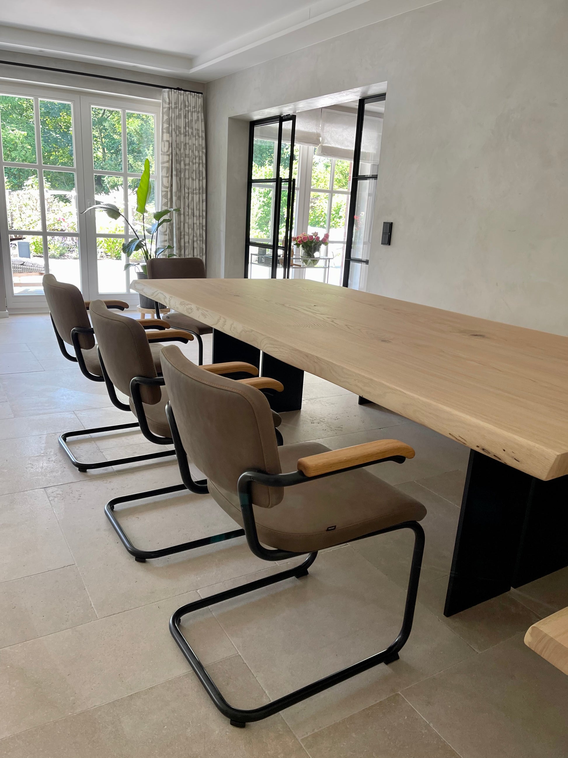 Heller Eichentisch mit Naturkante und Bank | Massives Stahlgestell | Holzwerk Hamburg