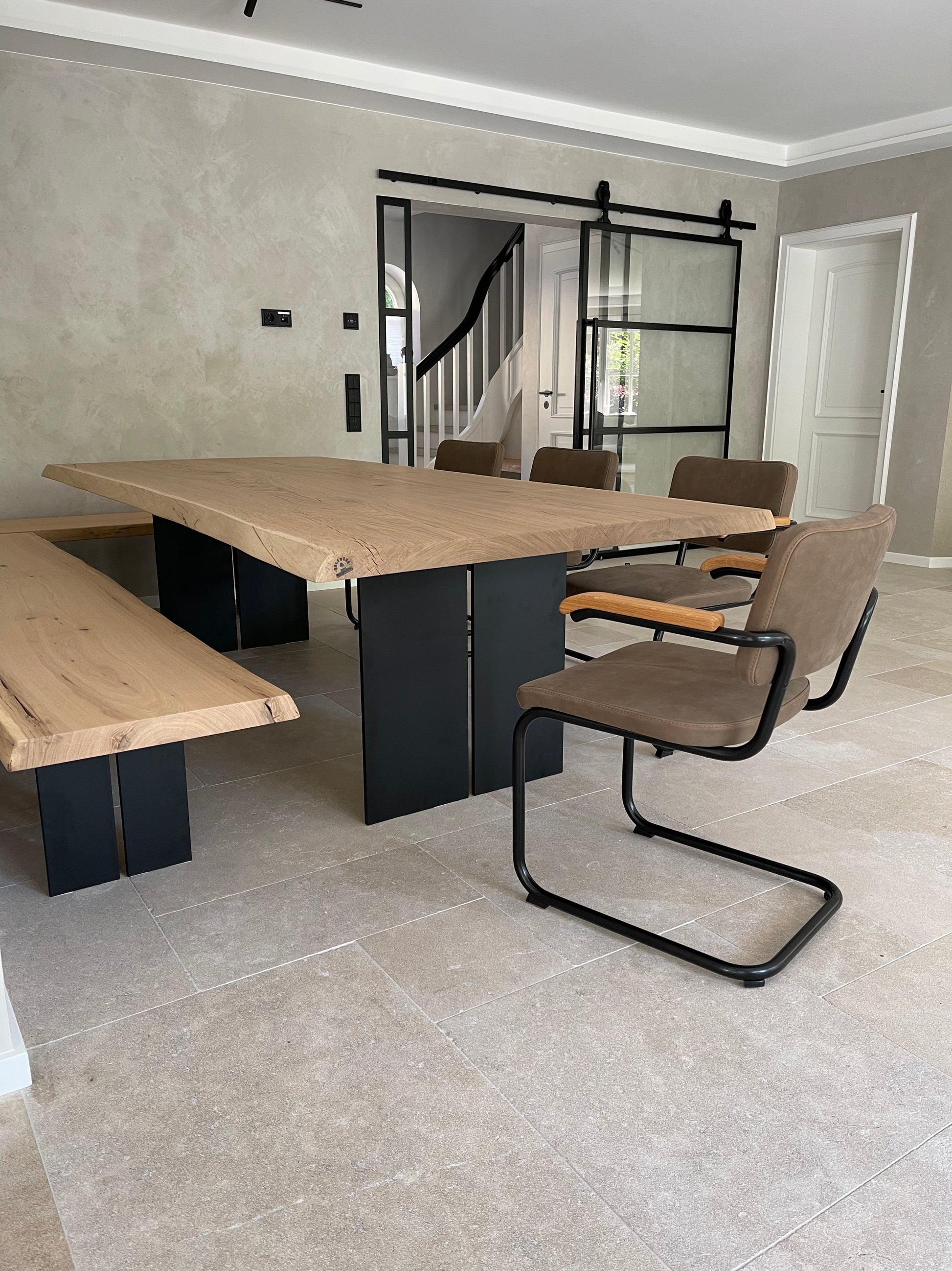 Heller Eichentisch mit Naturkante und Bank | Massives Stahlgestell | Holzwerk Hamburg