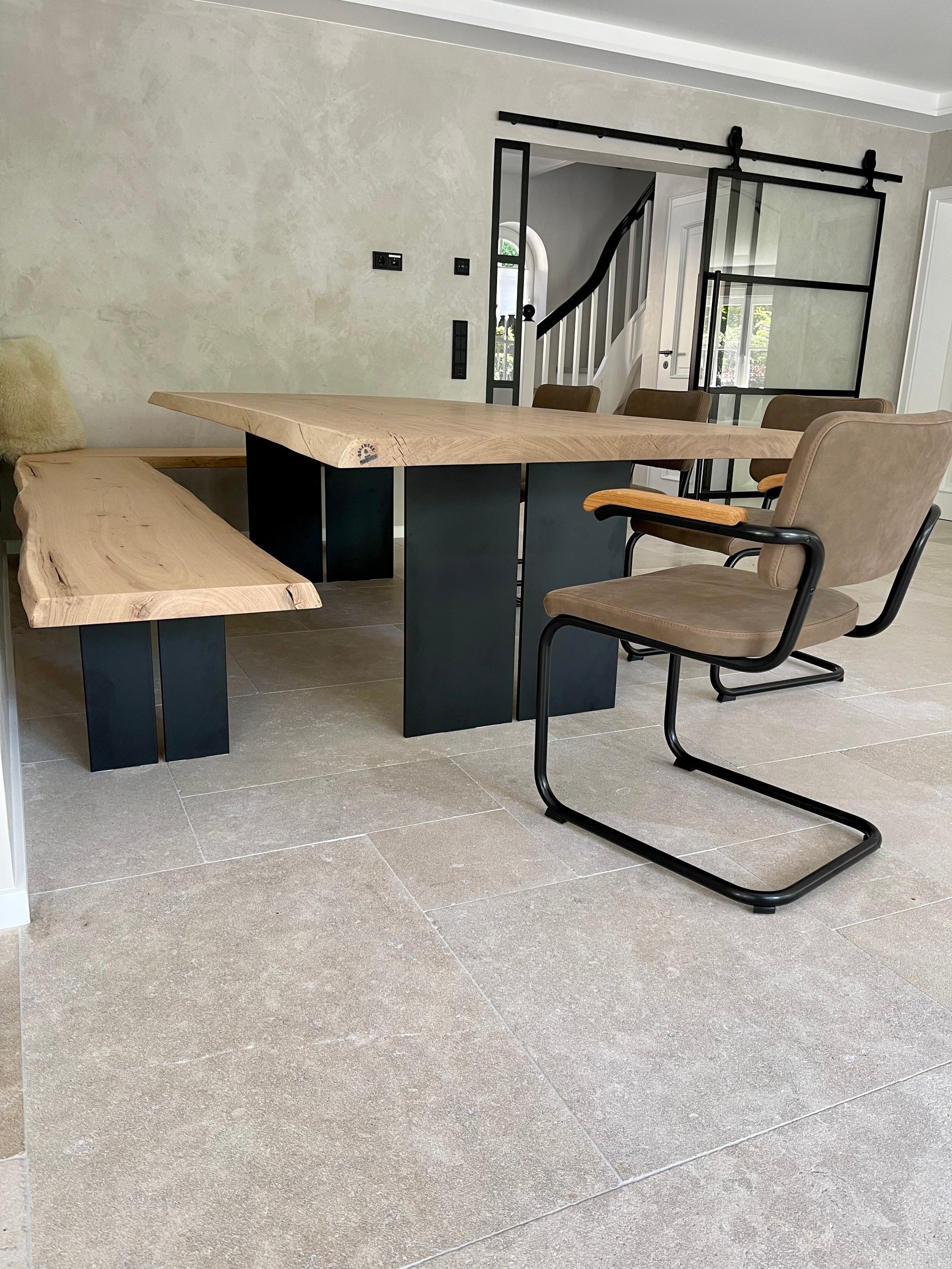 Heller Eichentisch mit Naturkante und Bank | Massives Stahlgestell | Holzwerk Hamburg