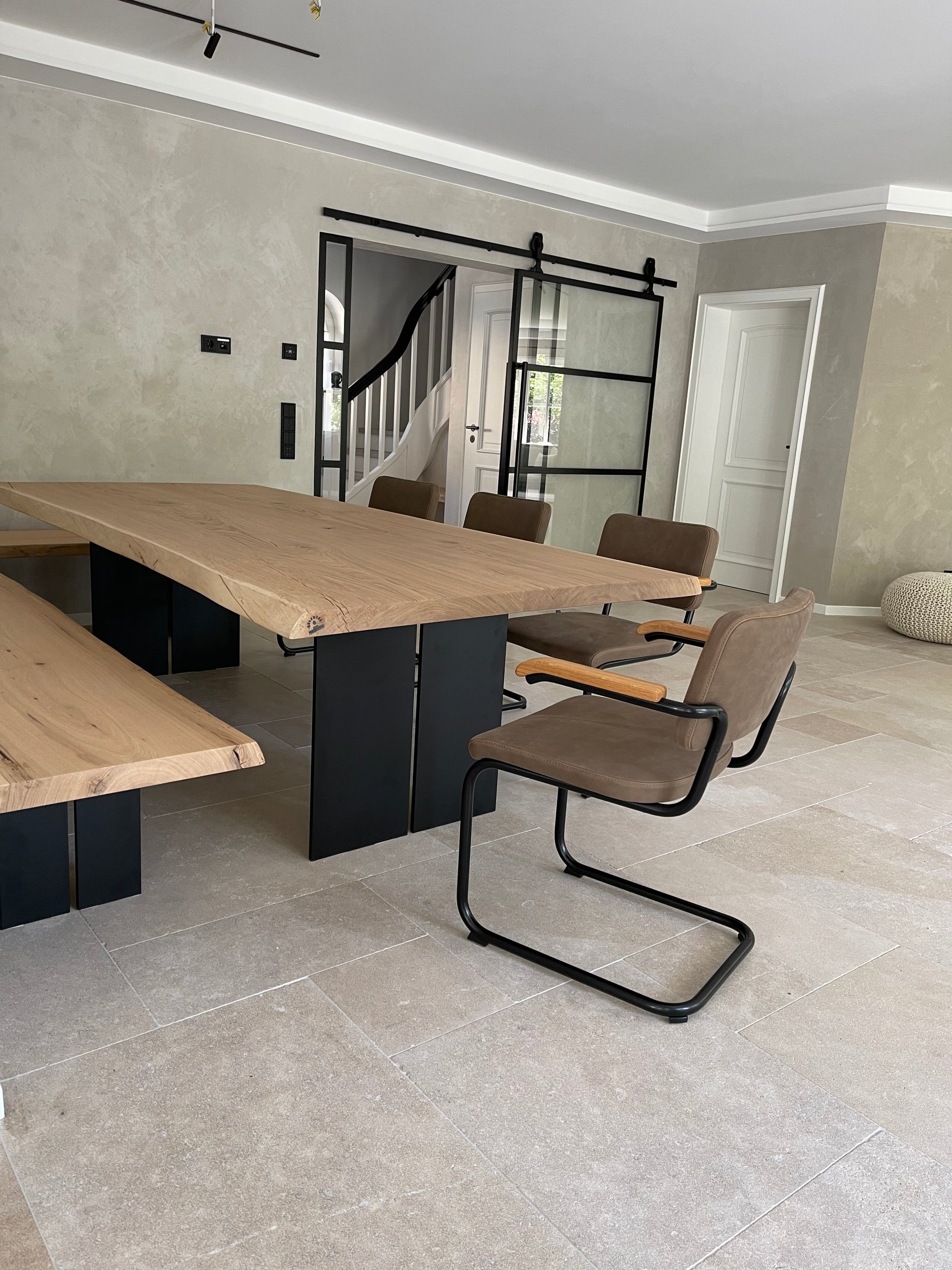 Heller Eichentisch mit Naturkante und Bank | Massives Stahlgestell | Holzwerk Hamburg