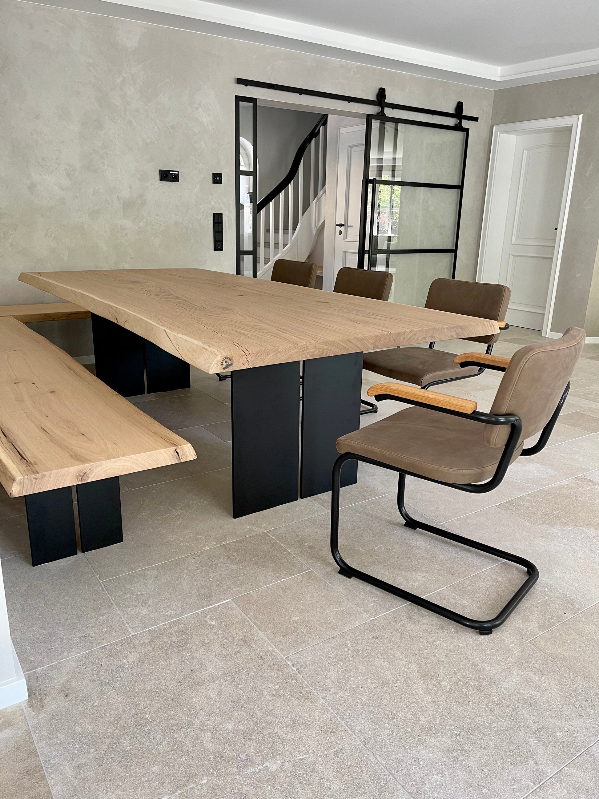 Heller Eichentisch mit Naturkante und Bank | Massives Stahlgestell | Holzwerk Hamburg