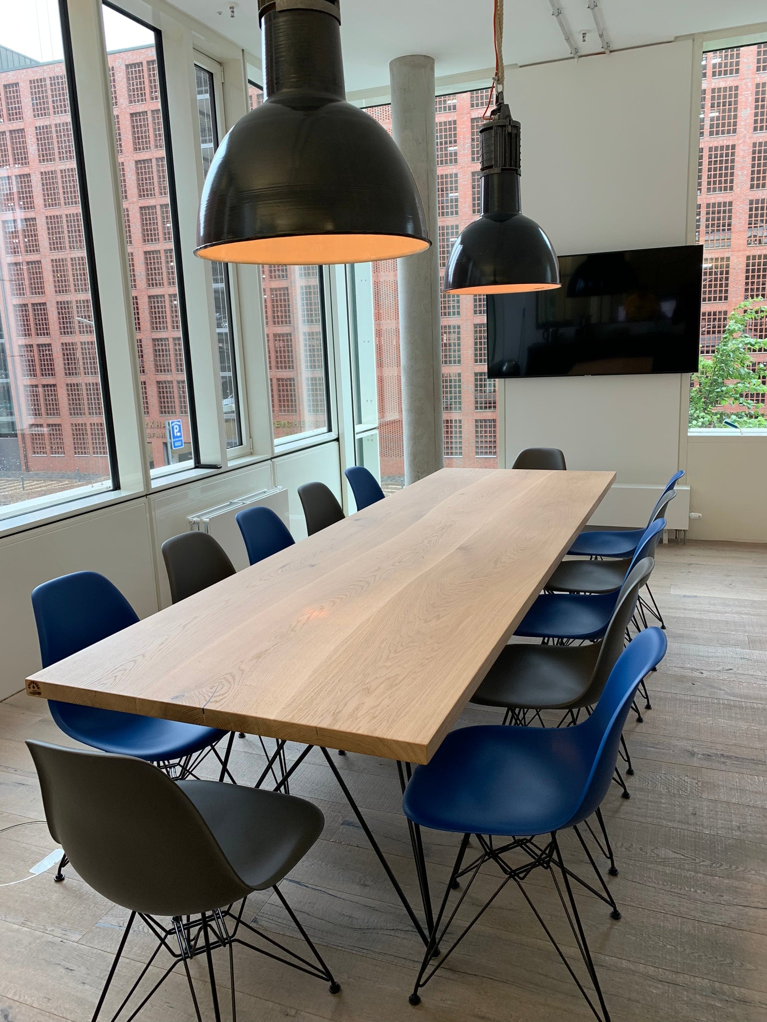 Filigraner Esstisch aus hellem Eichenholz