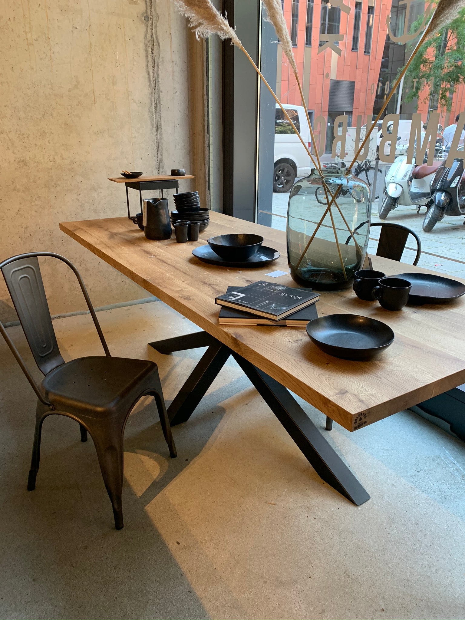 Runder Esstisch aus Eiche Altholz | Mittelfuß aus Stahl | Holzwerk Hamburg