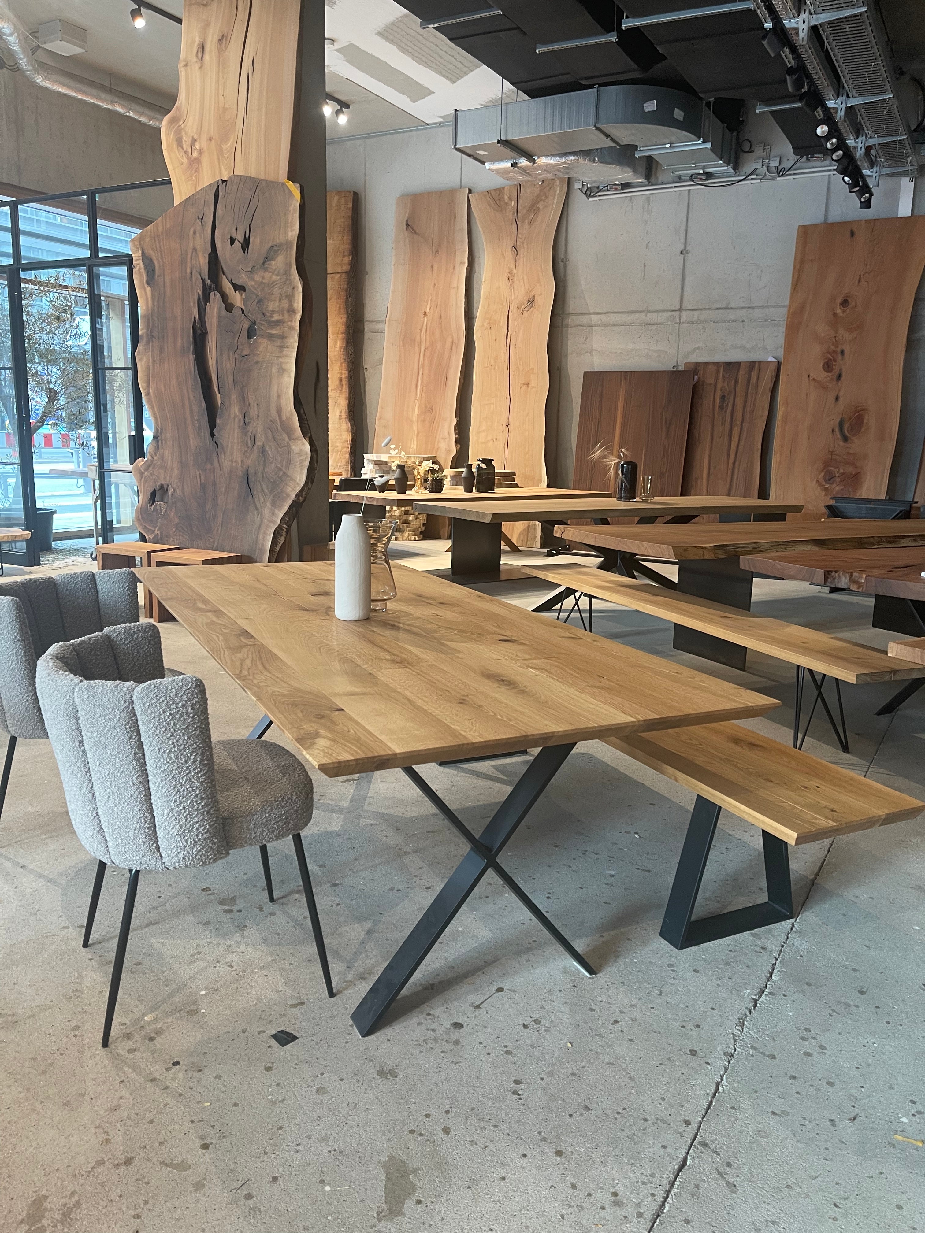 Eichentisch mit Schweizer Kante auf Stahlgestell in X-Form | Holzwerk Hamburg