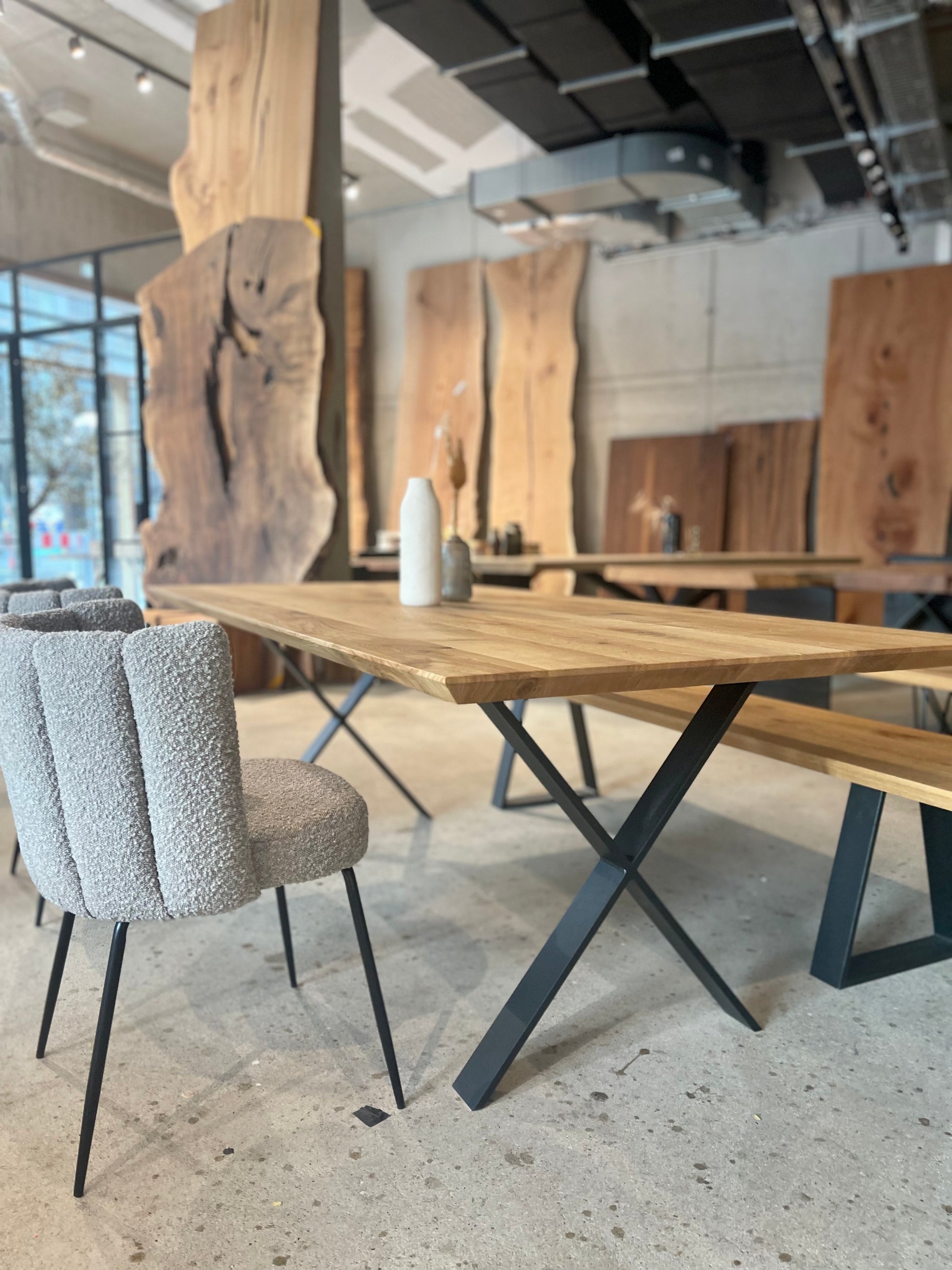 Eichentisch mit Schweizer Kante auf Stahlgestell in X-Form | Holzwerk Hamburg