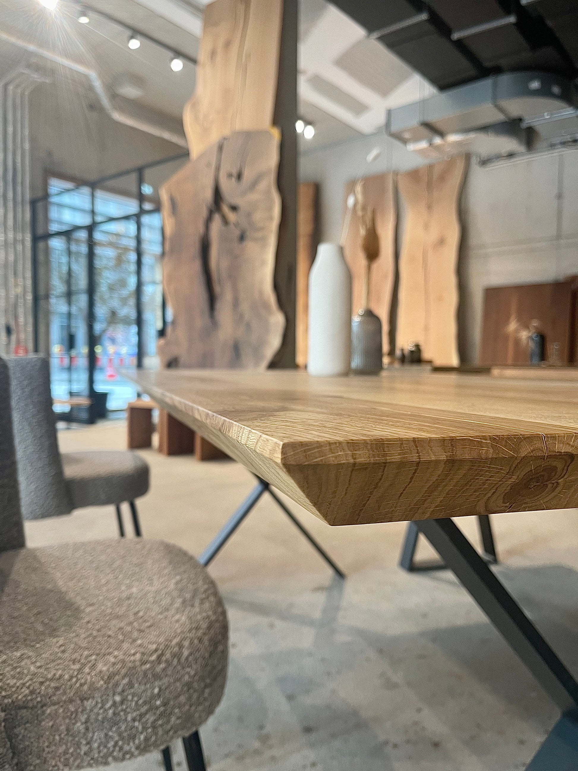 Eichentisch mit Schweizer Kante auf Stahlgestell in X-Form | Holzwerk Hamburg