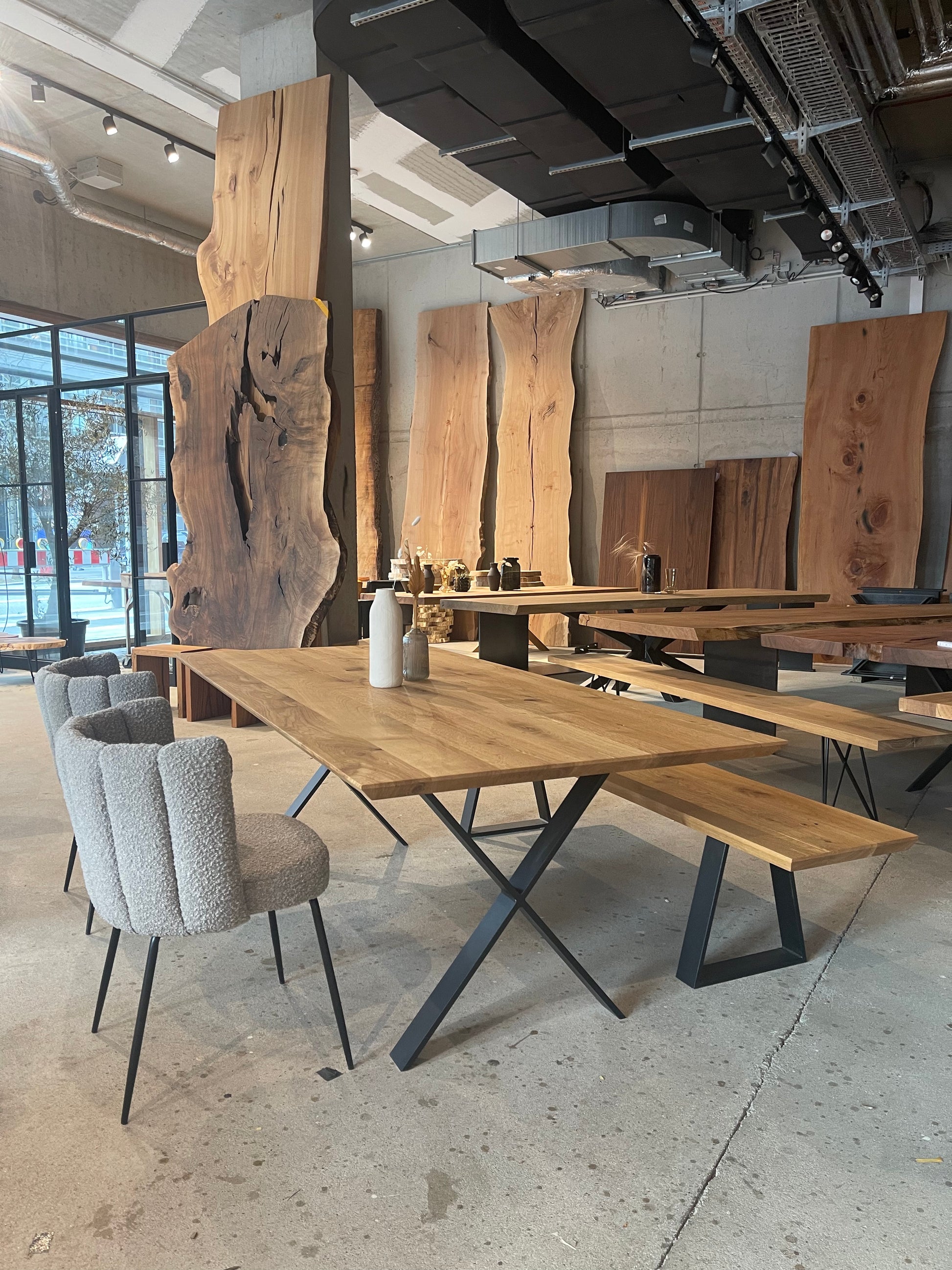 Eichentisch mit Schweizer Kante auf Stahlgestell in X-Form | Holzwerk Hamburg