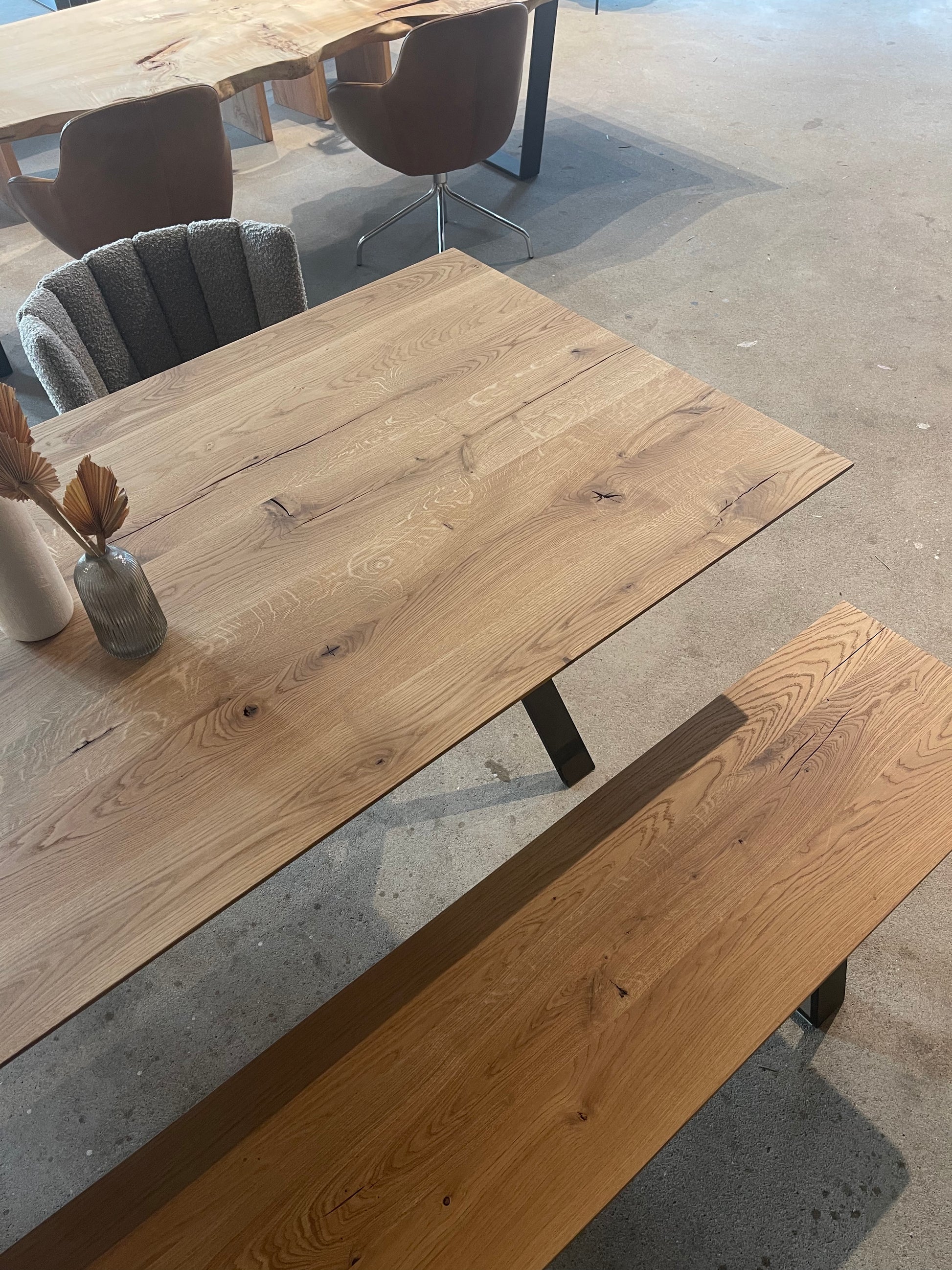 Eichentisch mit Schweizer Kante auf Stahlgestell in X-Form | Holzwerk Hamburg