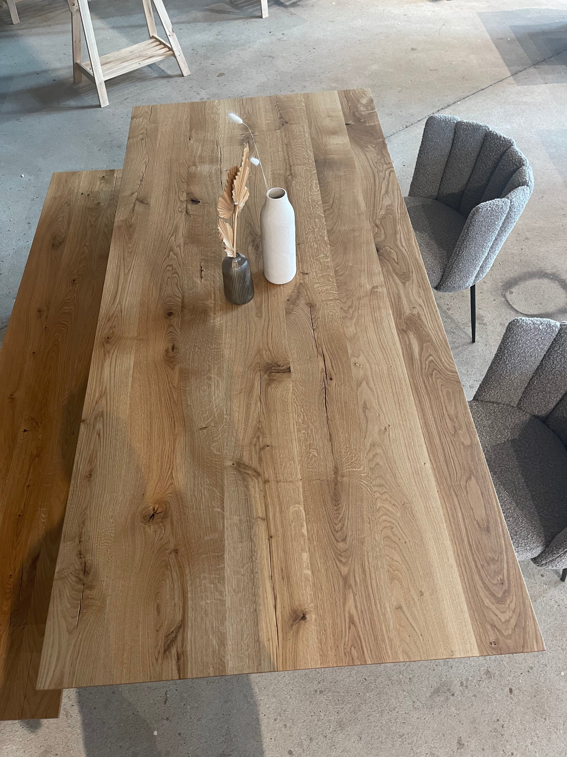 Eichentisch mit Schweizer Kante auf Stahlgestell in X-Form | Holzwerk Hamburg