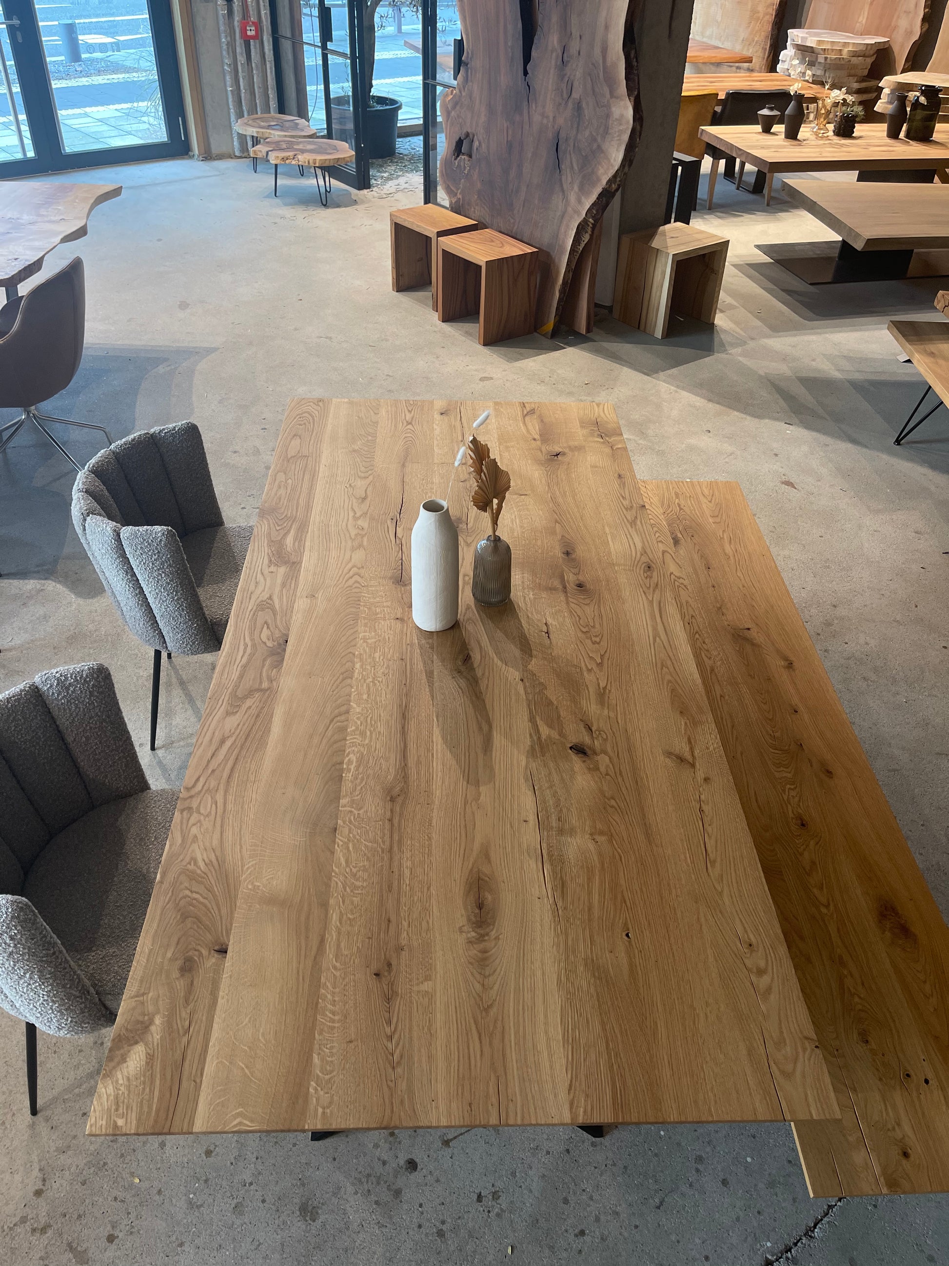 Eichentisch mit Schweizer Kante auf Stahlgestell in X-Form | Holzwerk Hamburg