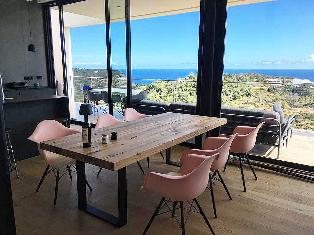 Massiver Esstisch auf Stahl-Gestell | Altholztisch aus Hamburg