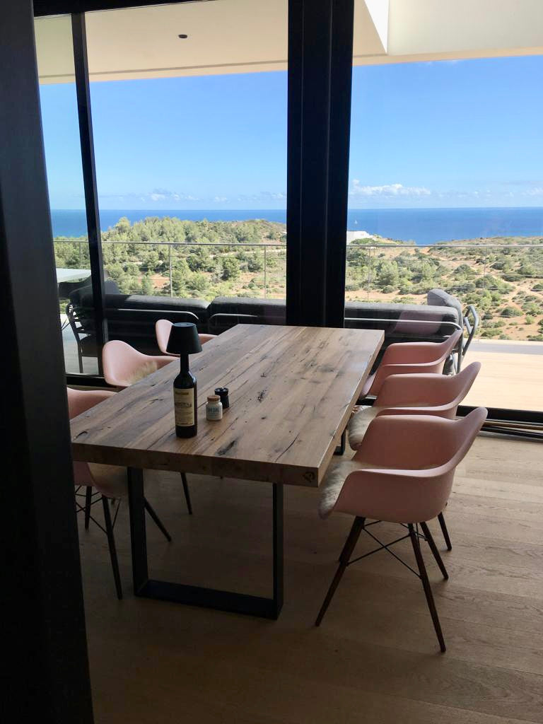 Massiver Esstisch auf Stahl-Gestell | Altholztisch aus Hamburg