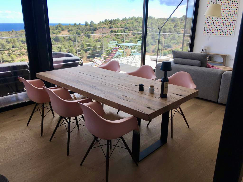 Massiver Esstisch auf Stahl-Gestell | Altholztisch aus Hamburg