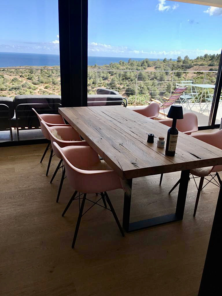 Massiver Esstisch auf Stahl-Gestell | Altholztisch aus Hamburg