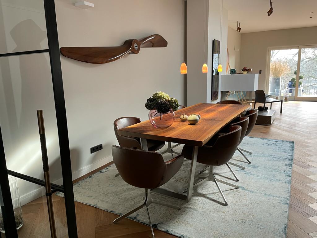 Esstisch mit natürlicher Baumkante aus Nussbaum | Holzwerk Hamburg