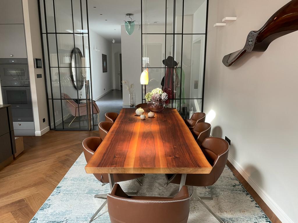 Esstisch mit natürlicher Baumkante aus Nussbaum | Holzwerk Hamburg