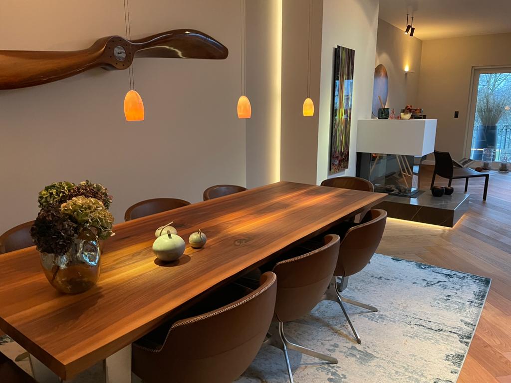 Esstisch mit natürlicher Baumkante aus Nussbaum | Holzwerk Hamburg