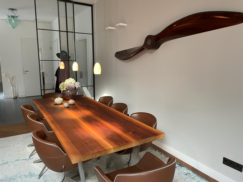 Esstisch mit natürlicher Baumkante aus Nussbaum | Holzwerk Hamburg 