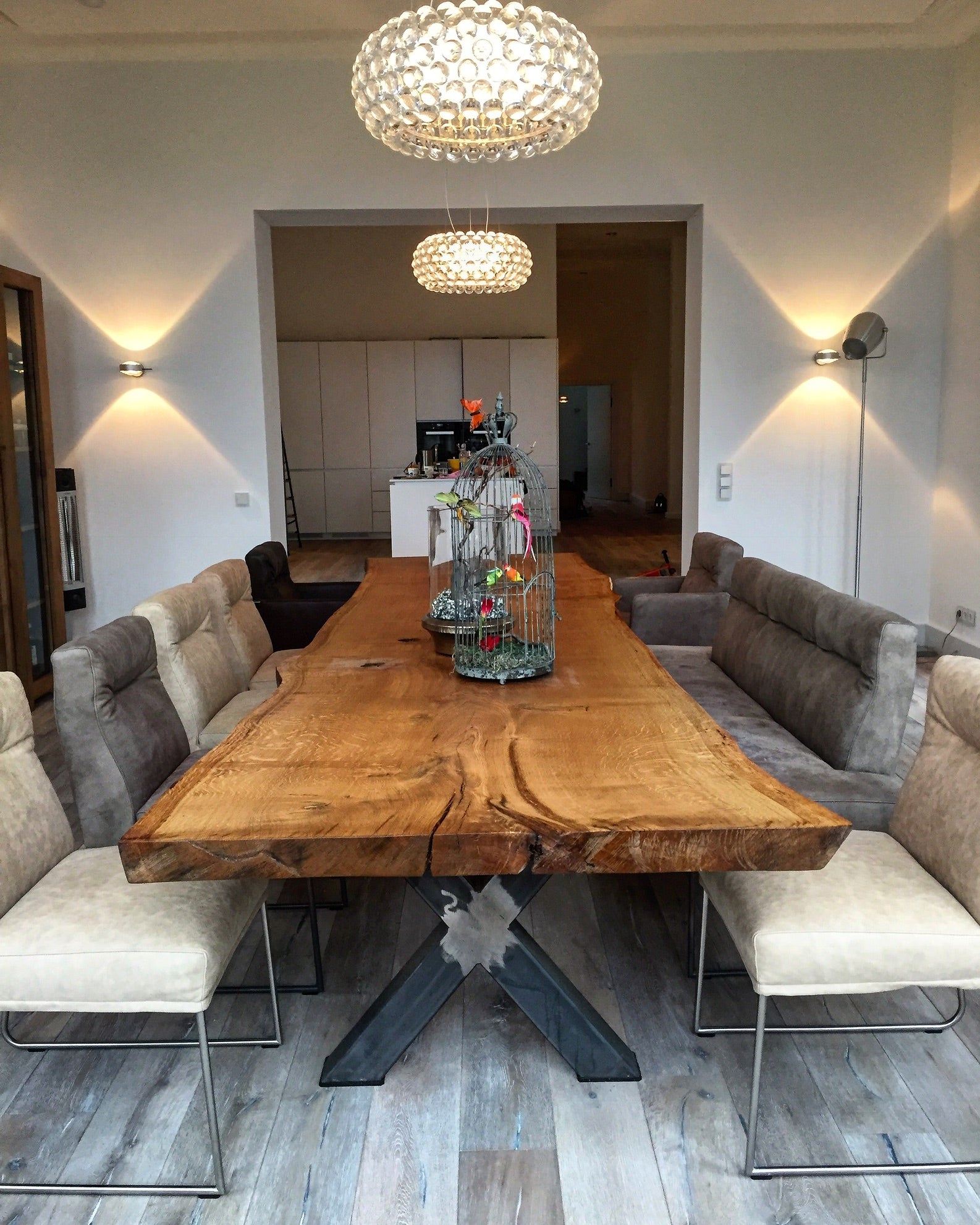 Eichentisch aus einem Stück des Stammes | Rustikale Tischgestell | Holzwerk Hamburg