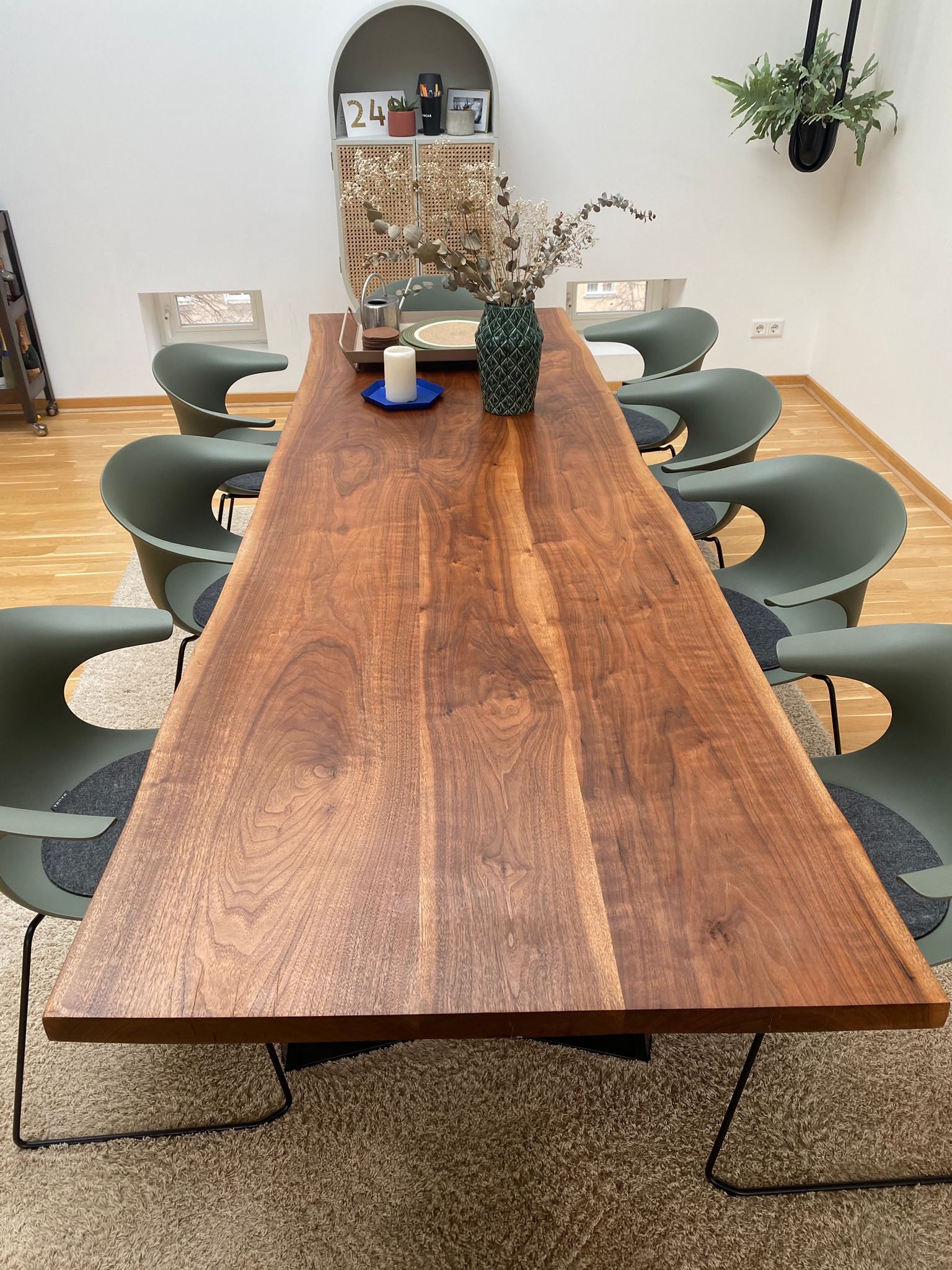 Nussbaumtisch mit Naturkante | Holzwerk Hamburg