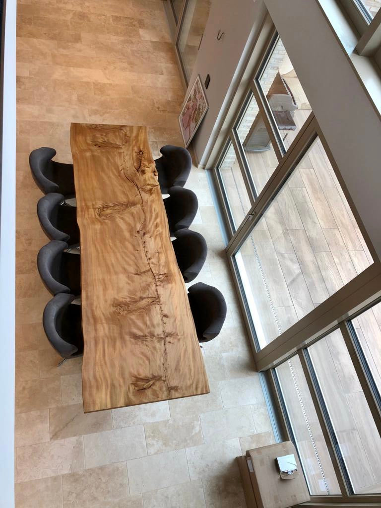 Baumtisch aus einem Stück Zeder | Massives Tischgestell aus Stahl | Holzwerk Hamburg