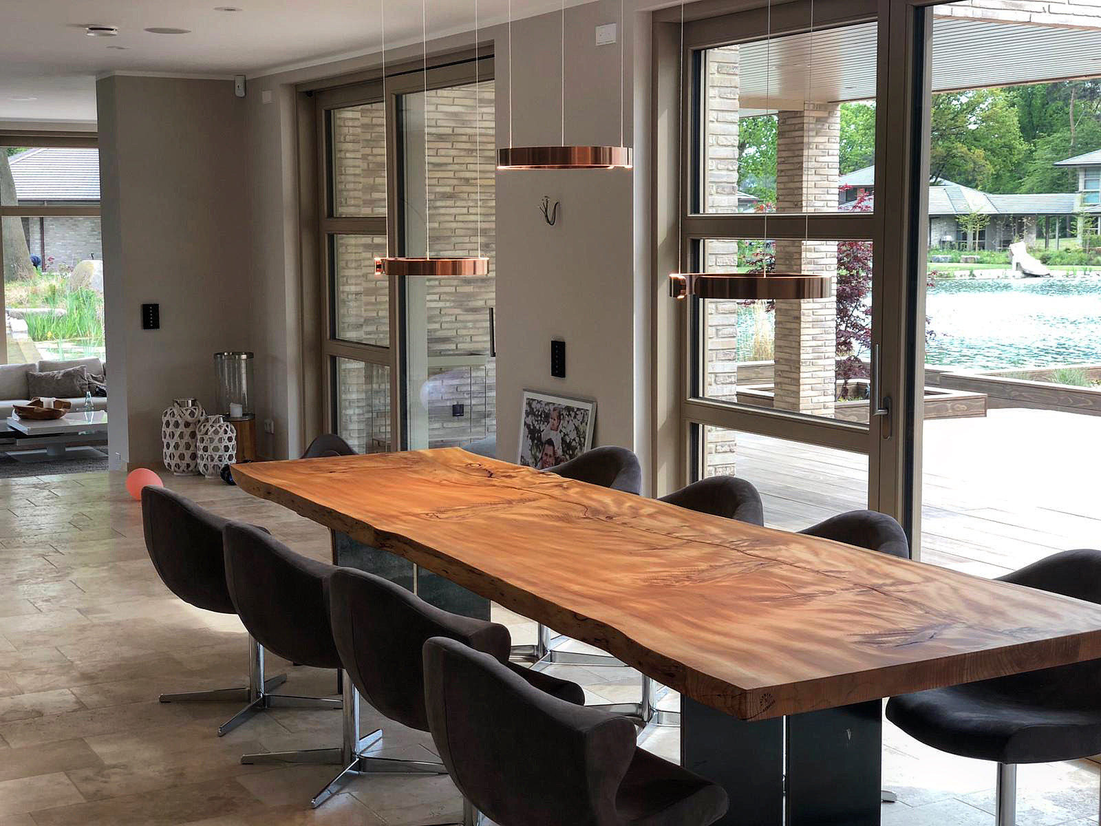 Baumtisch aus einem Stück Zeder | Massives Tischgestell aus Stahl | Holzwerk Hamburg