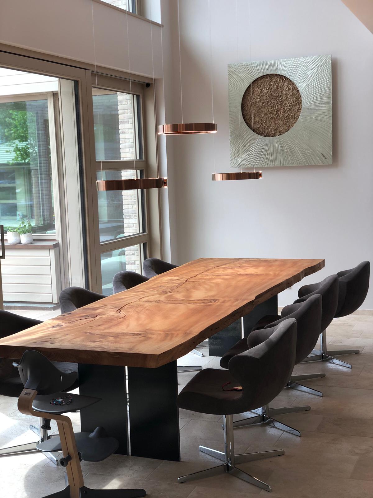 Baumtisch aus einem Stück Zeder | Massives Tischgestell aus Stahl | Holzwerk Hamburg