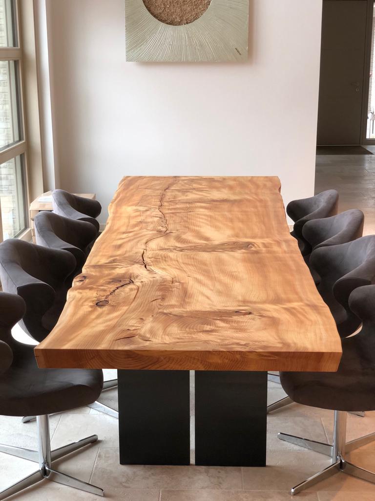 Baumtisch aus einem Stück Zeder | Massives Tischgestell aus Stahl | Holzwerk Hamburg