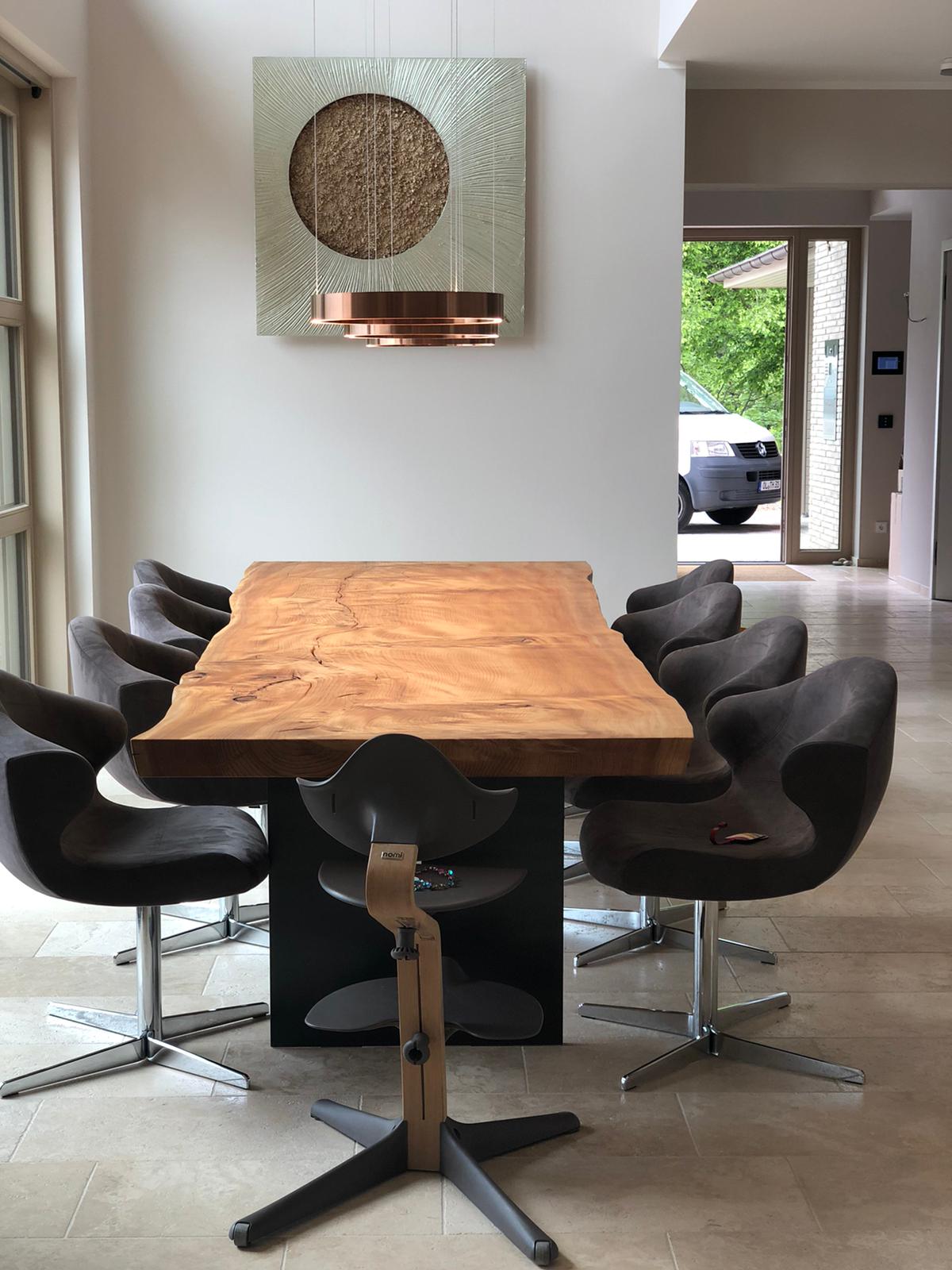 Baumtisch aus einem Stück Zeder | Massives Tischgestell aus Stahl | Holzwerk Hamburg