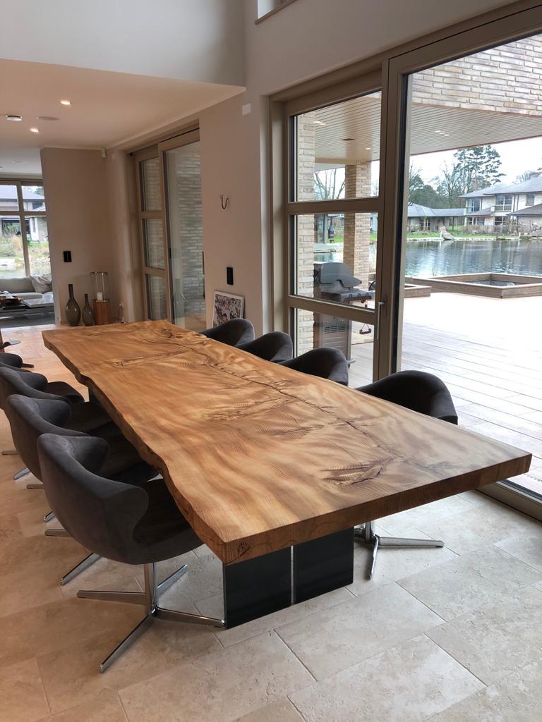 Baumtisch aus einem Stück Zeder | Massives Tischgestell aus Stahl | Holzwerk Hamburg