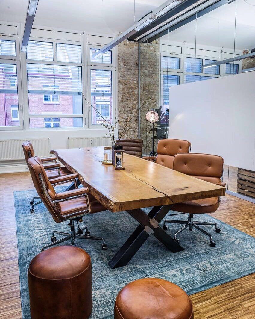 Rustikaler Konferenztisch aus einem Stück Eiche | Holzwerk Hamburg