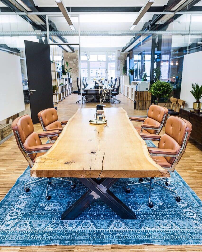 Rustikaler Konferenztisch aus einem Stück Eiche | Holzwerk Hamburg  Alt-Text bearbeiten