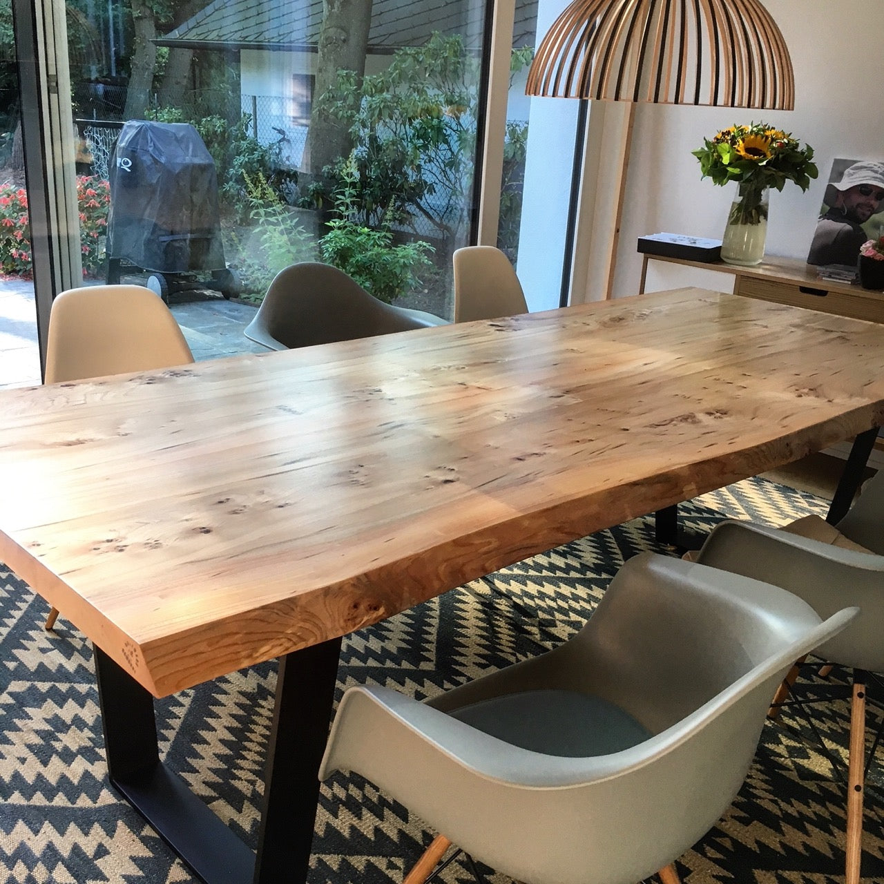 Ruhiger Baumtisch aus Ulme | Holzwerk Hamburg