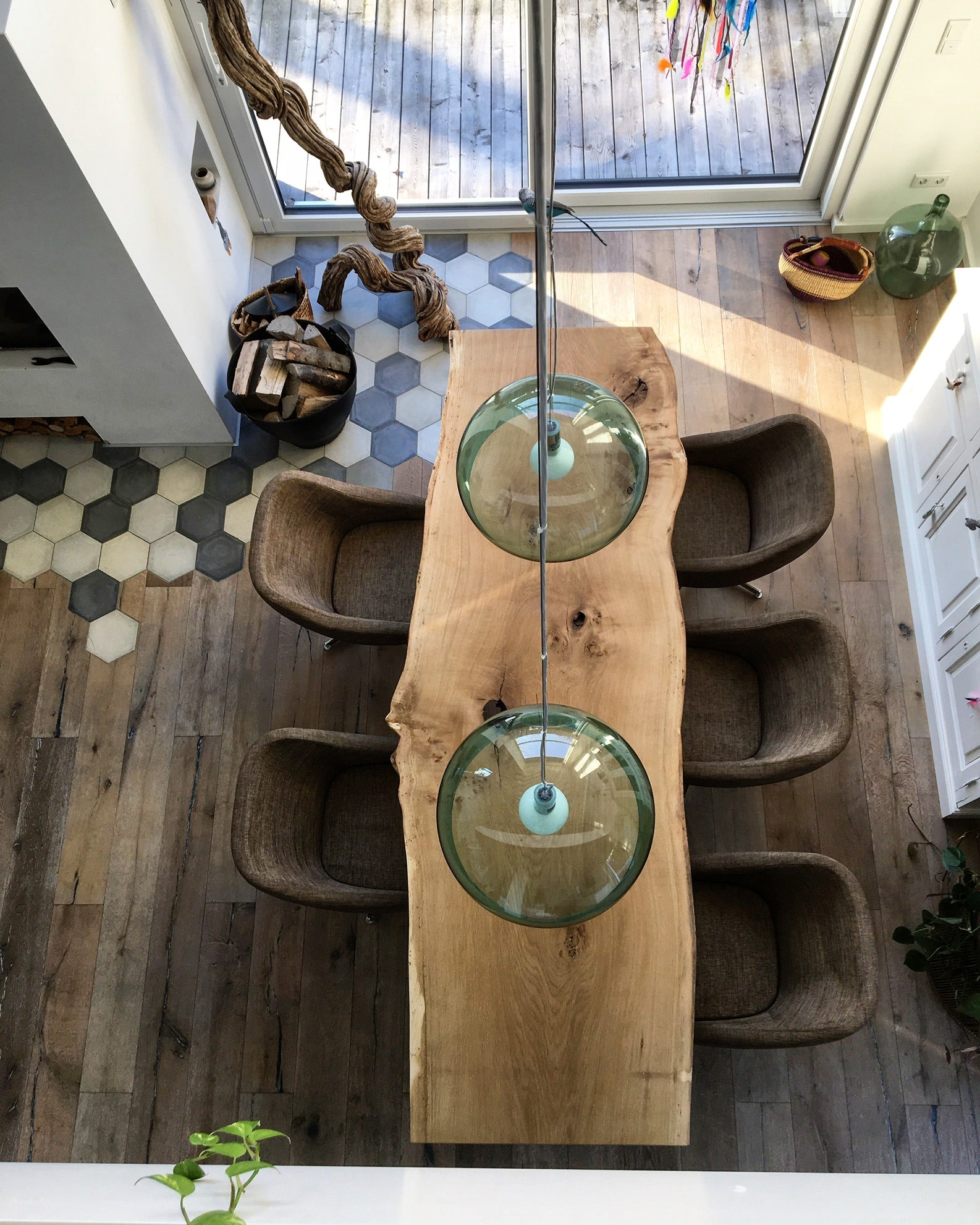 Baumtisch Eiche nach Maß | Esstisch mit Baumkante | Baumstammtisch